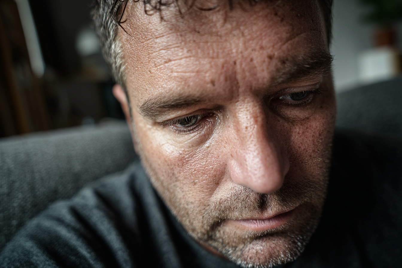 Ein Mann schaut nach unten | Quelle: Pexels