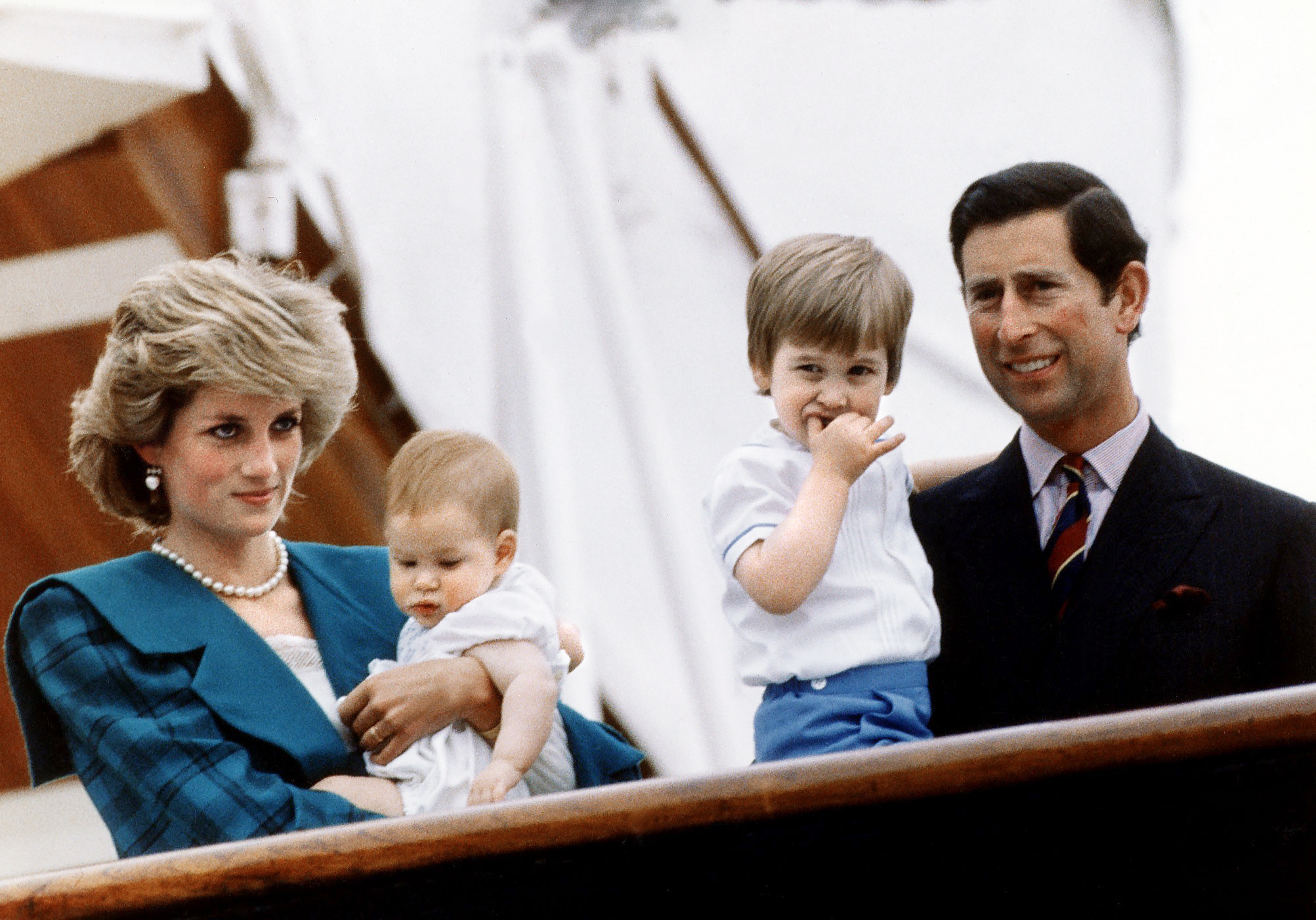 Prinzessin Diana, Prinz Harry, Prinz William und Prinz Charles an Bord der königlichen Jacht Britannia am 6. Mai 1985 in Venedig, Italien. | Quelle: Getty Images