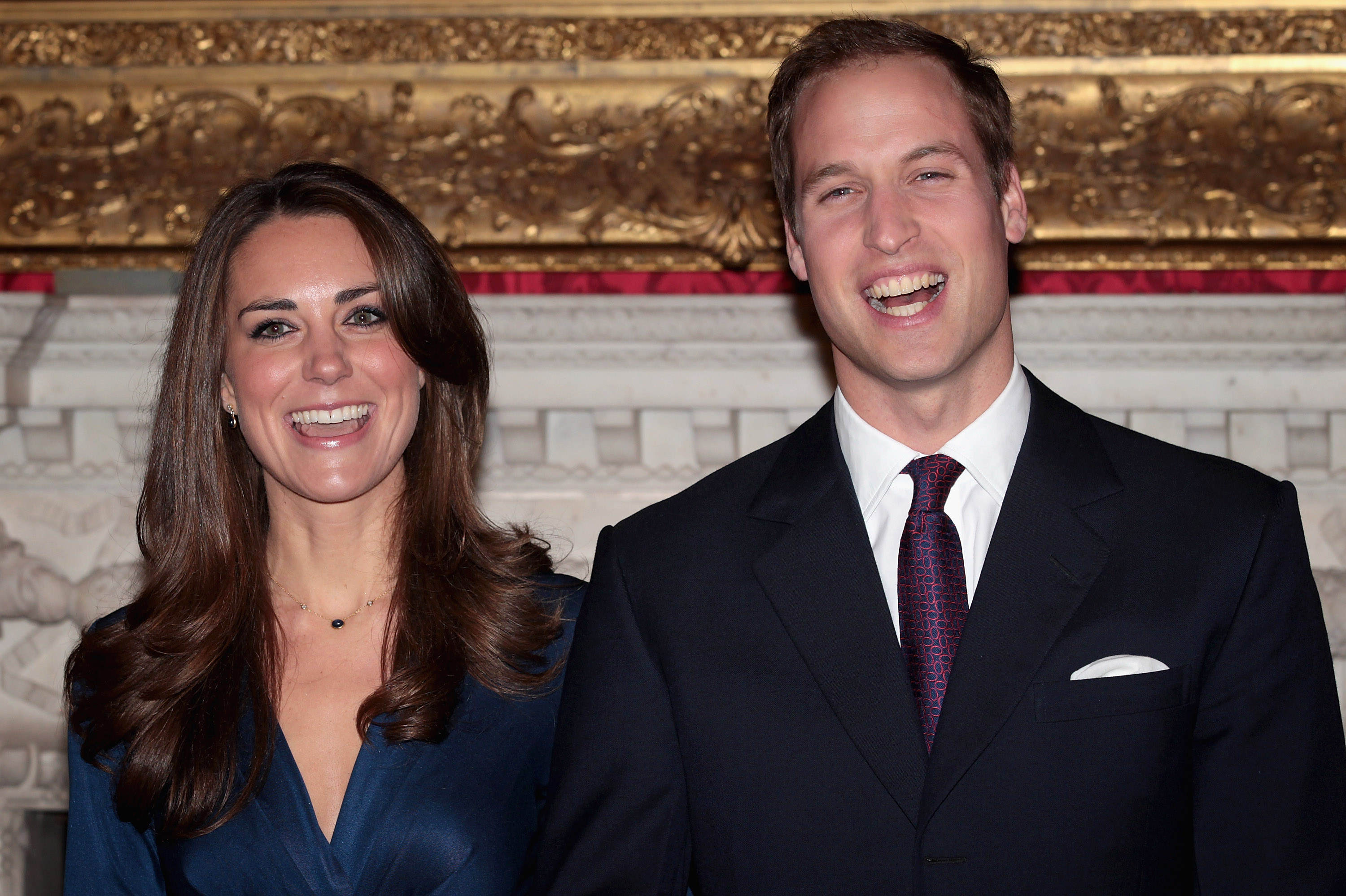 Prinz William und Kate Middleton posieren am 16. November 2010 in London, England, für Fotos. | Quelle: Getty Images