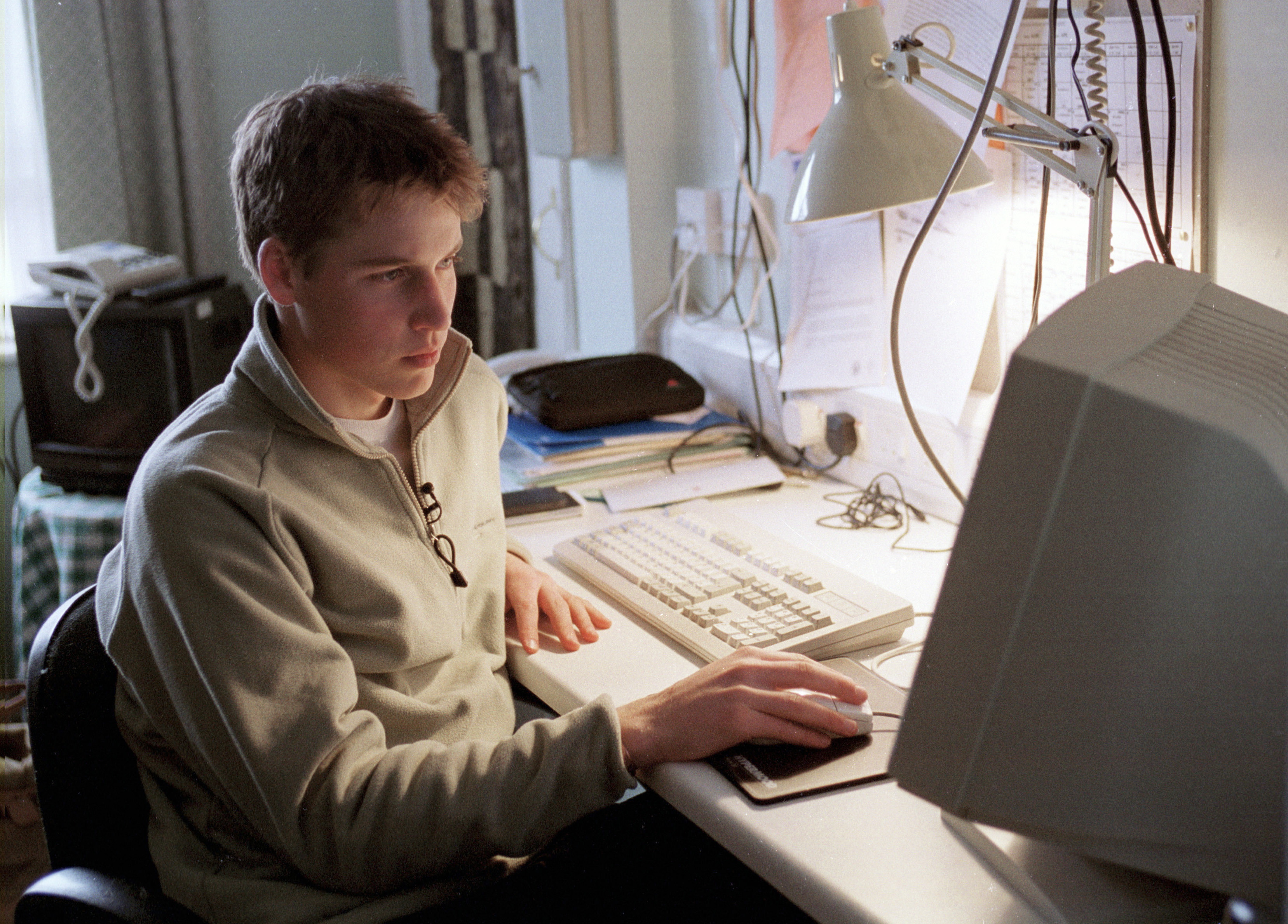 Prinz William bei der Arbeit am Computer in der Eton College Boarding School, am 16. Juni 2000 | Quelle: Getty Images