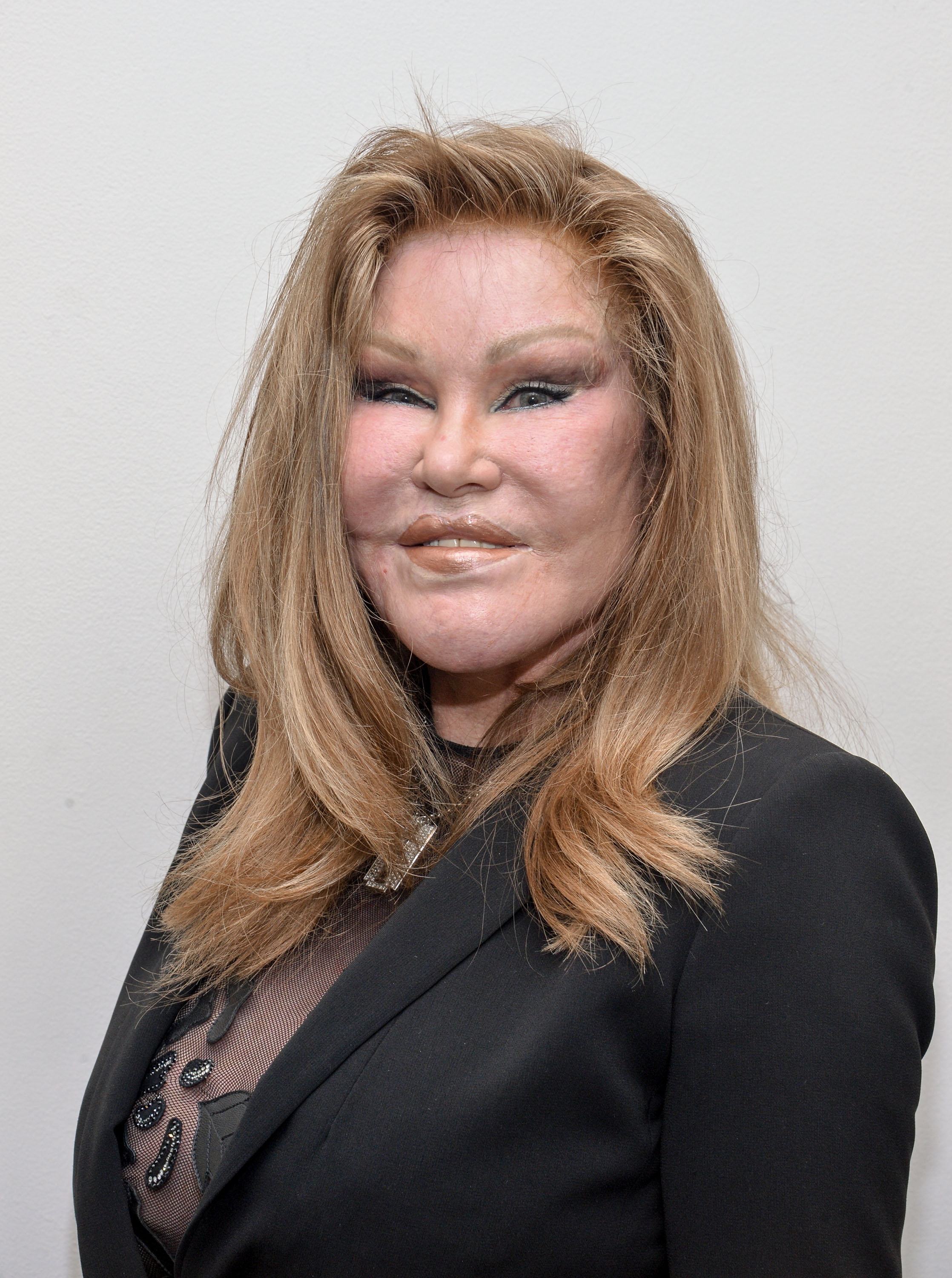 Jocelyn Wildenstein besucht die Jean-Yves Klein: Chimeras Ausstellung in der Galerie Molly Krom in New York City, am 8. Oktober 2015. | Quelle: Getty Images