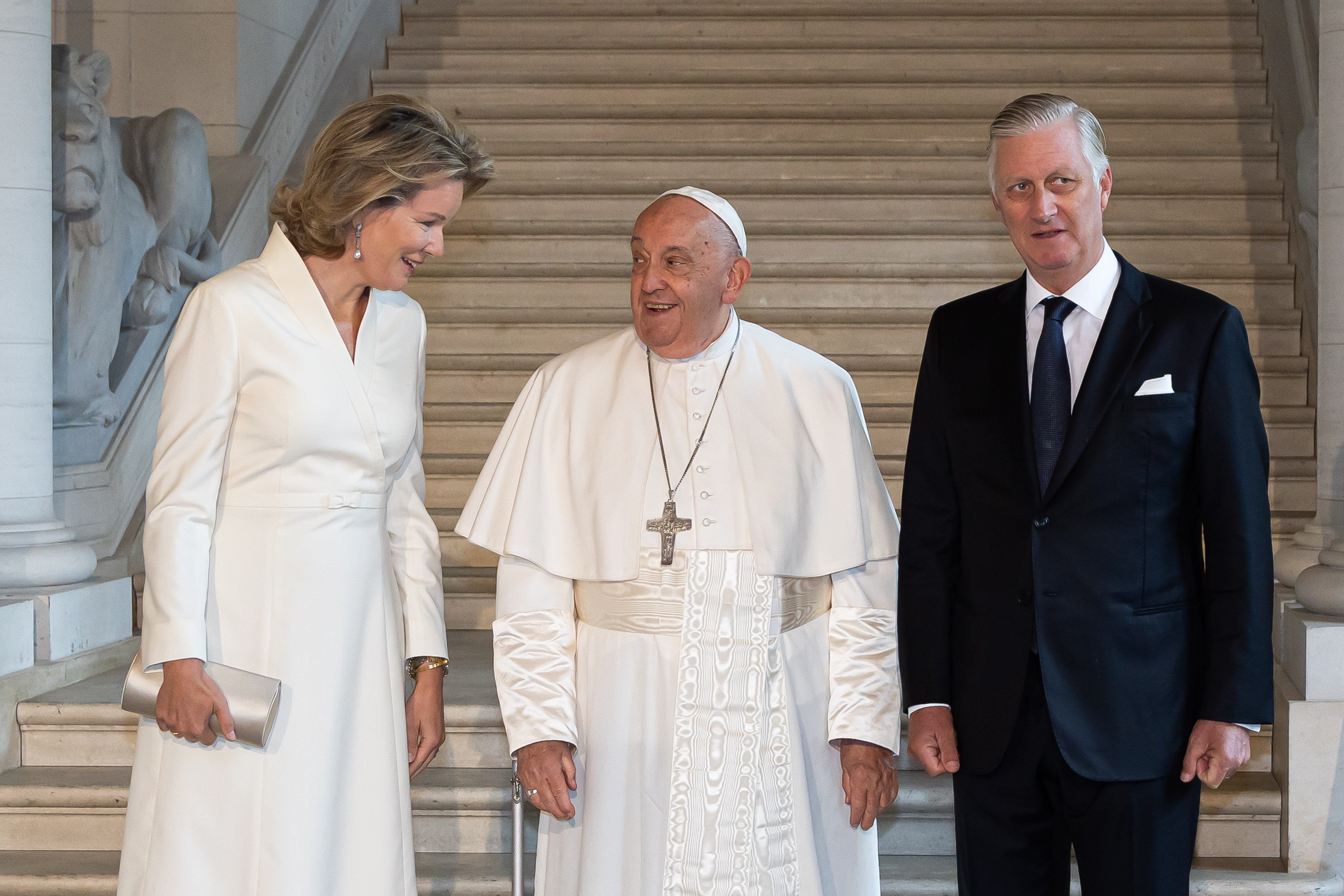 Papst Franziskus fotografiert mit König Philippe und Königin Mathilde von Belgien im Schloss Laeken in Brüssel, Belgien, am 27. September 2024. | Quelle: Getty Images