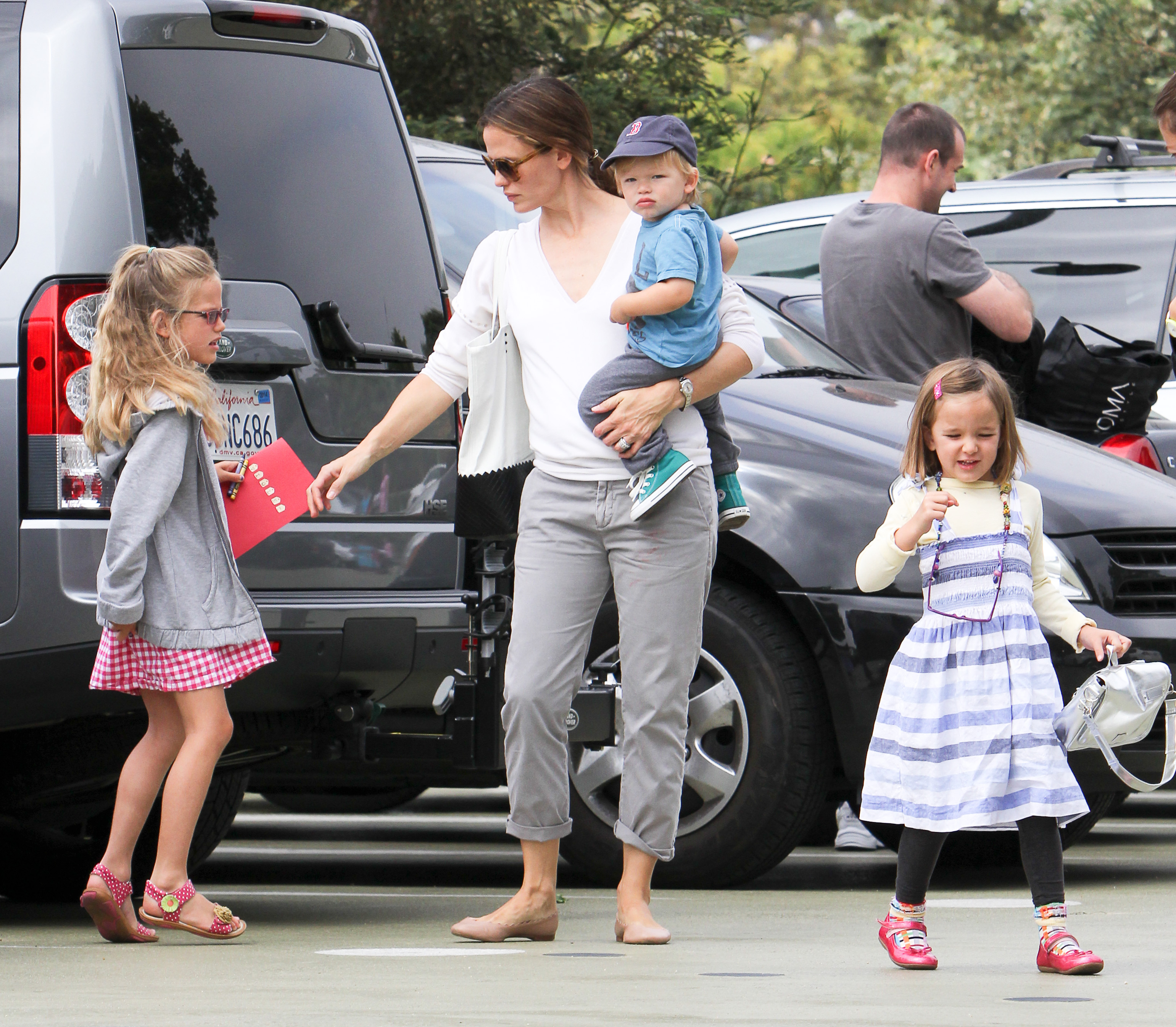 Violet, Samuel und Fin Affleck mit Jennifer Garner in Los Angeles, Kalifornien am 3. August 2013 | Quelle: Getty Images