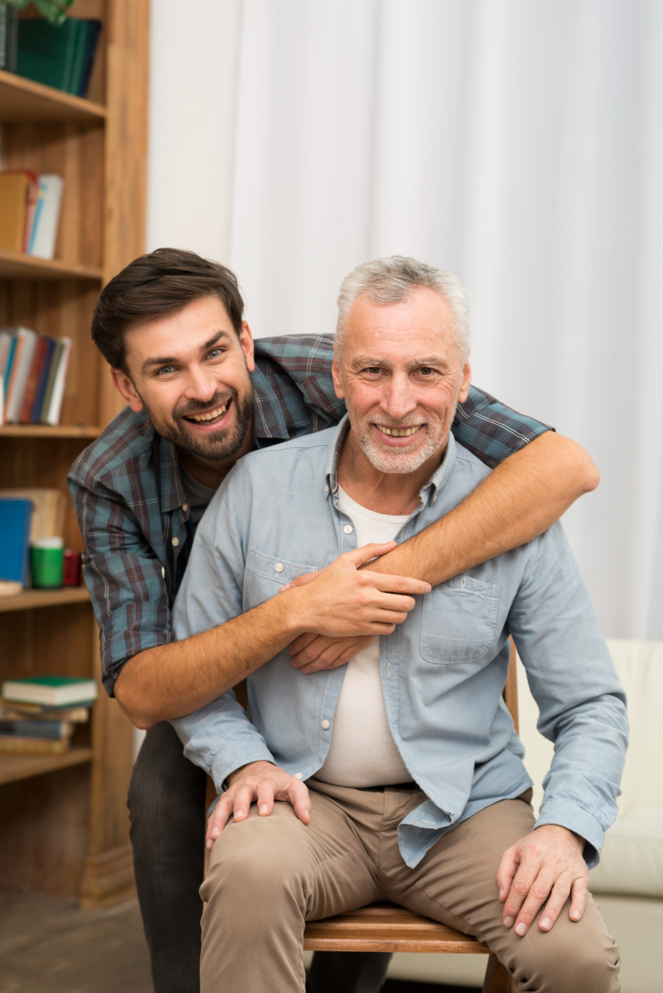 Ein jüngerer Mann mit einem älteren Mann | Quelle: Freepik
