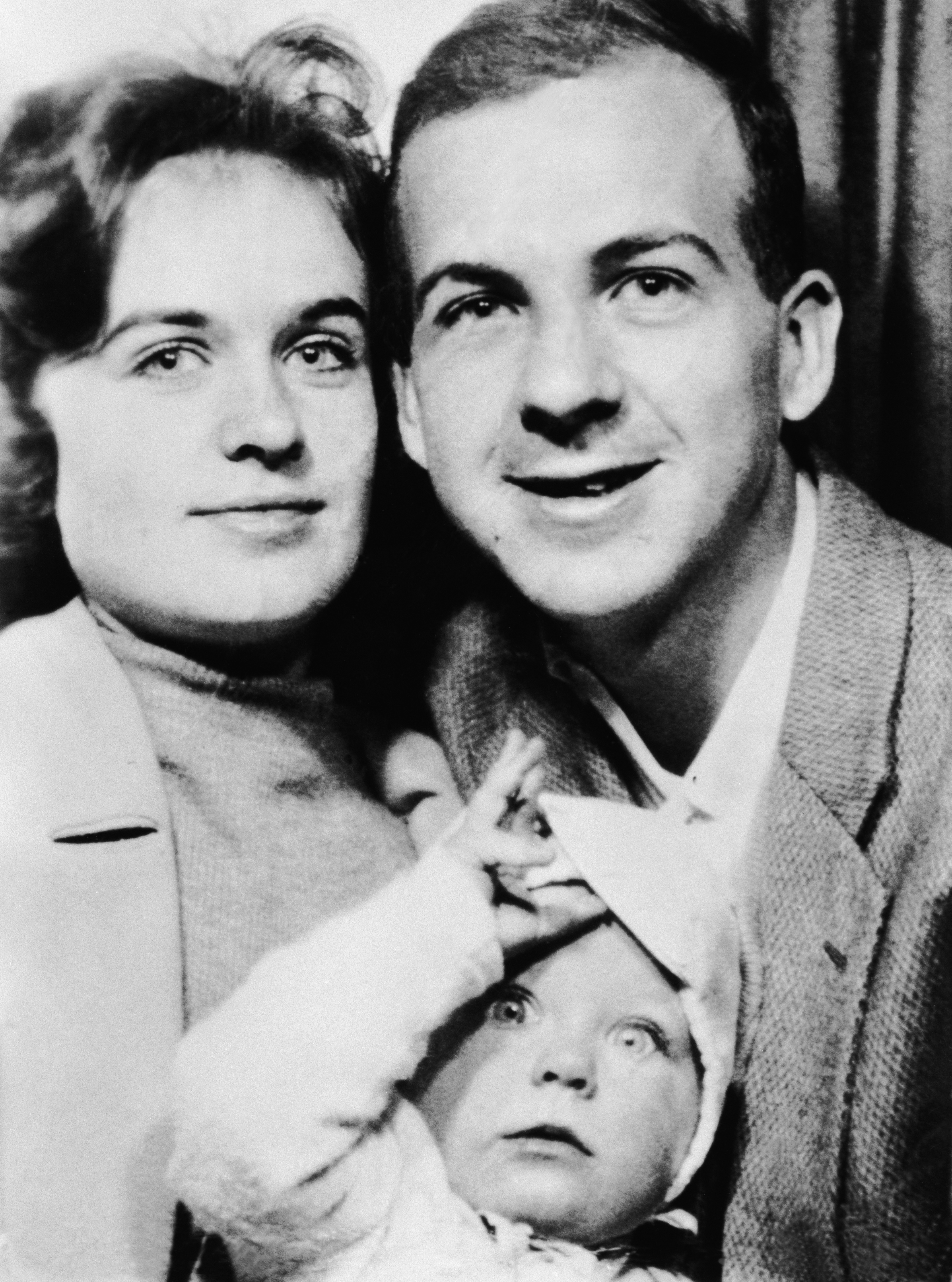 Lee Harvey Oswald mit seiner Frau, Marina Nikolajewna Prusakowa, und ihrer Tochter June Lee, um 1962. | Quelle: Getty Images