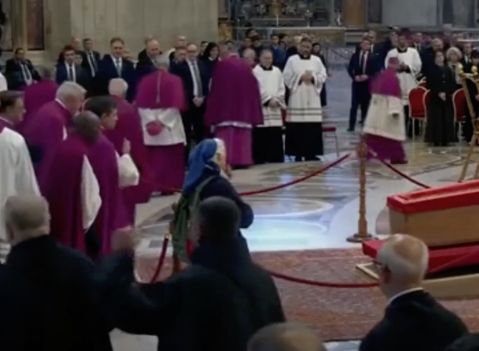 Schwester Genevieve inmitten von Kardinälen bei der Beerdigung von Papst Franziskus. | Quelle: YouTube/TheIndependent