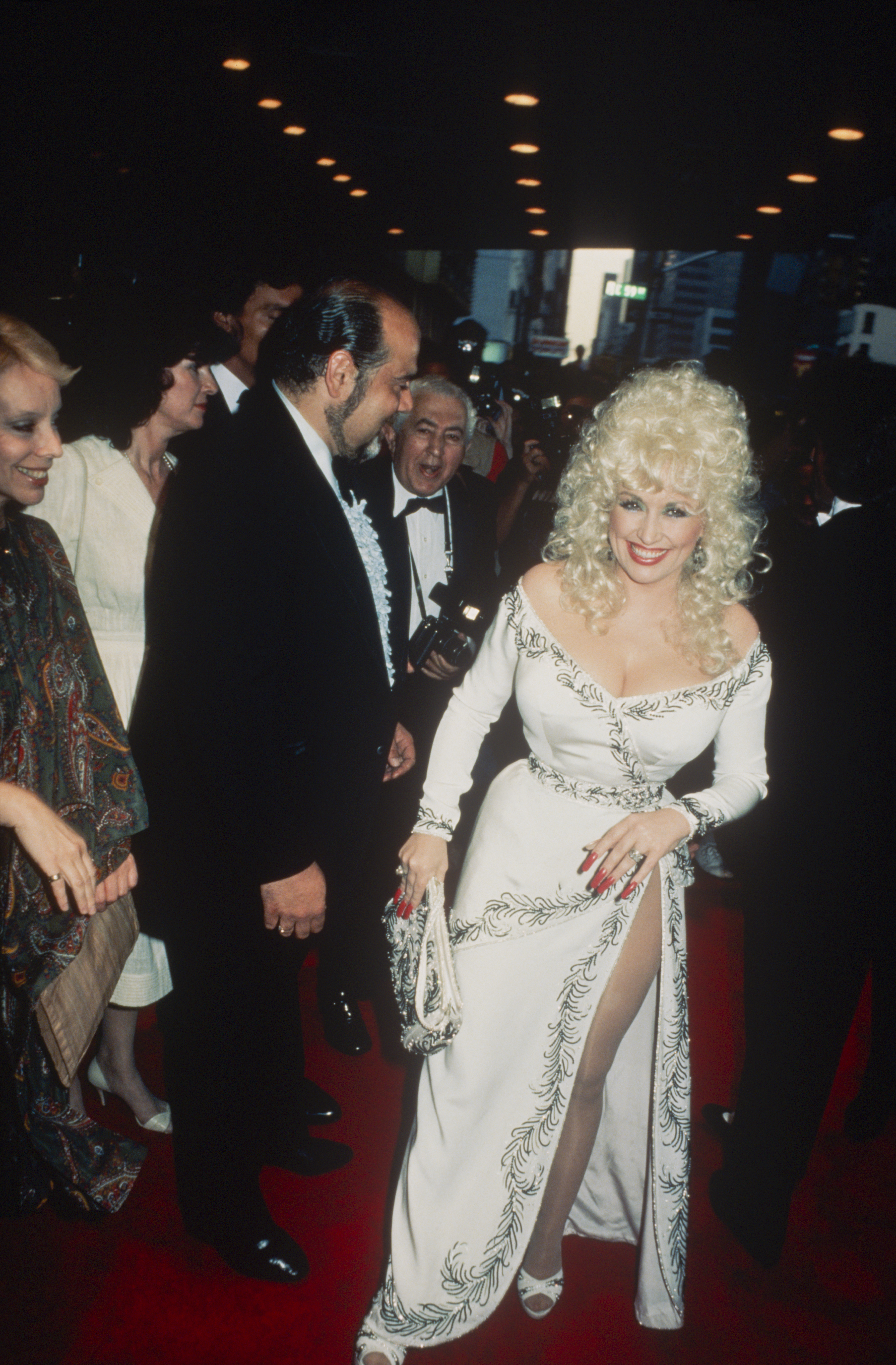 Dolly Parton bei einem formellen Event; um 1970 in New York. | Quelle: Getty Images