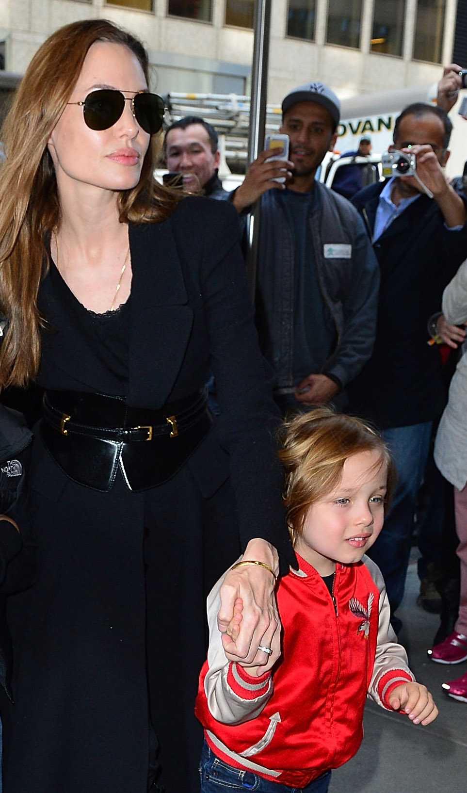 Angelina Jolie und Knox Jolie-Pitt besuchen FAO Schwarz am 5. April 2013 in New York City. | Quelle: Getty Images