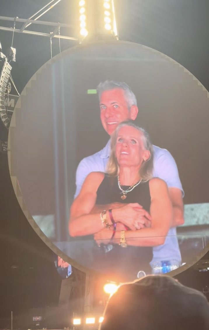 Andy Byron und Kristin Cabot umarmen sich während des Konzerts von Coldplay in Boston am 16. Juli 2025 | Quelle: TikTok/@instaagraace