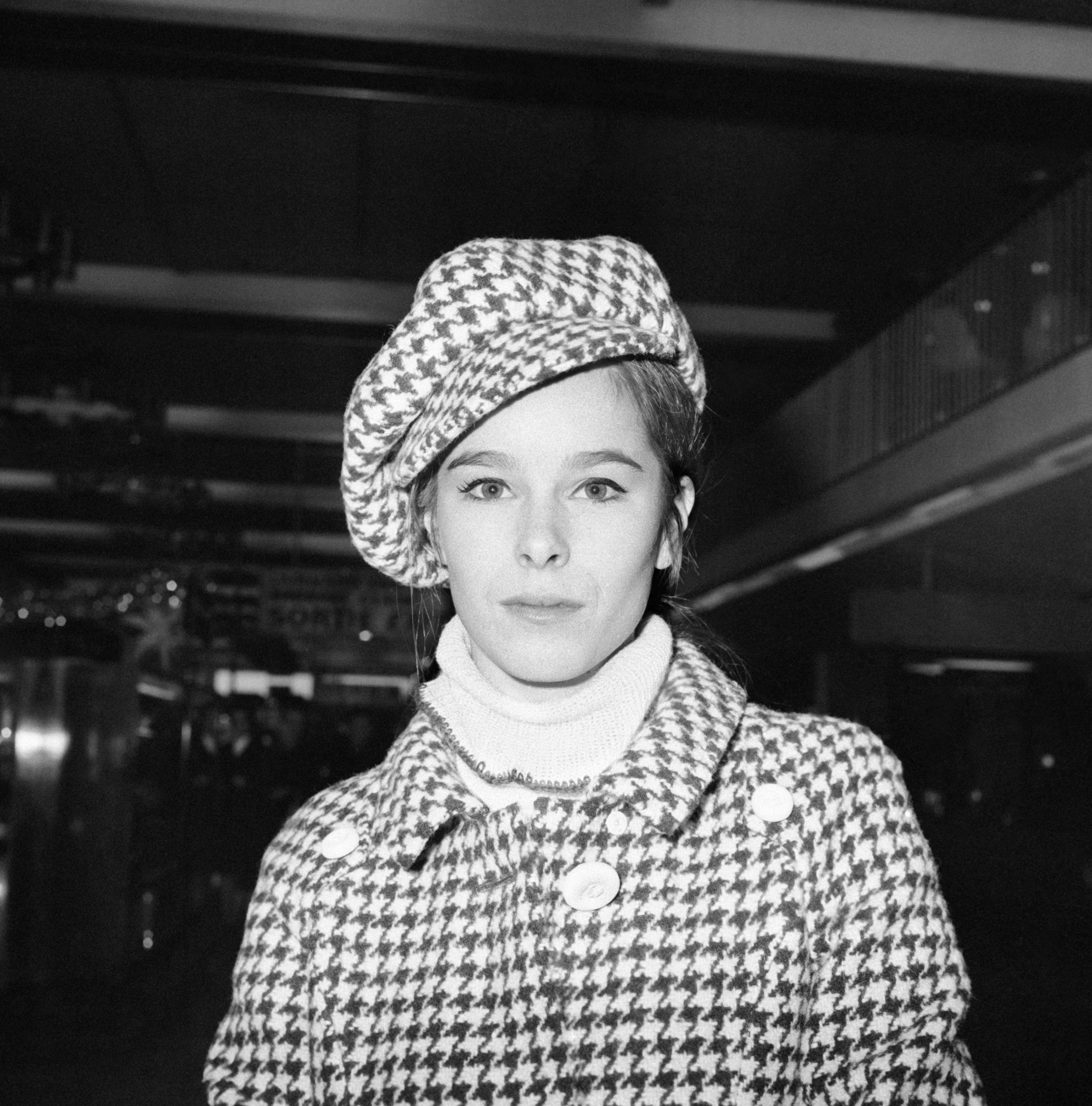 Géraldine Chaplin auf dem Flughafen Orly am 8. Dezember 1965 in Orly, Frankreich. | Quelle: Getty Images