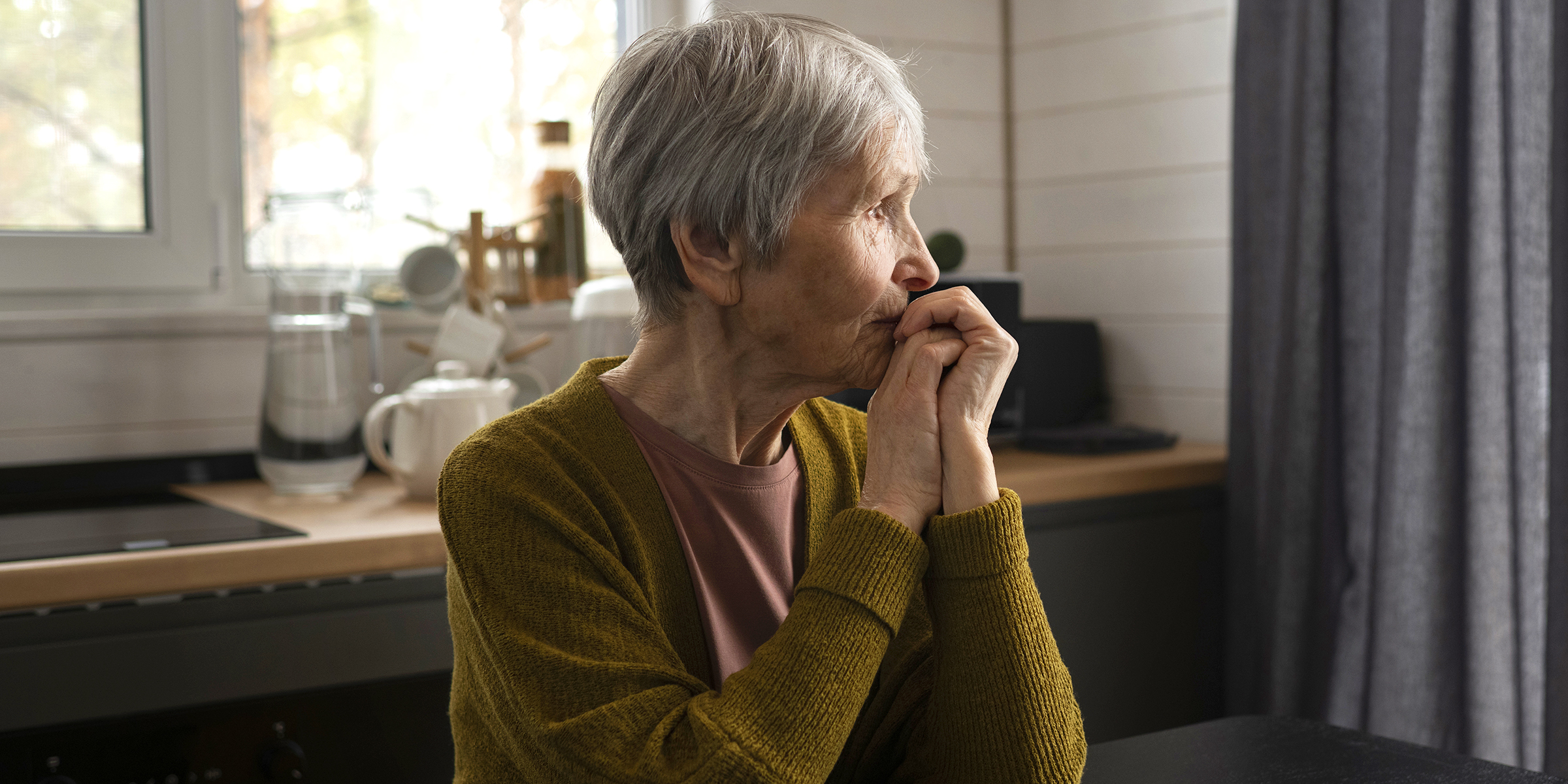 Eine traurig aussehende Frau | Quelle: Freepik