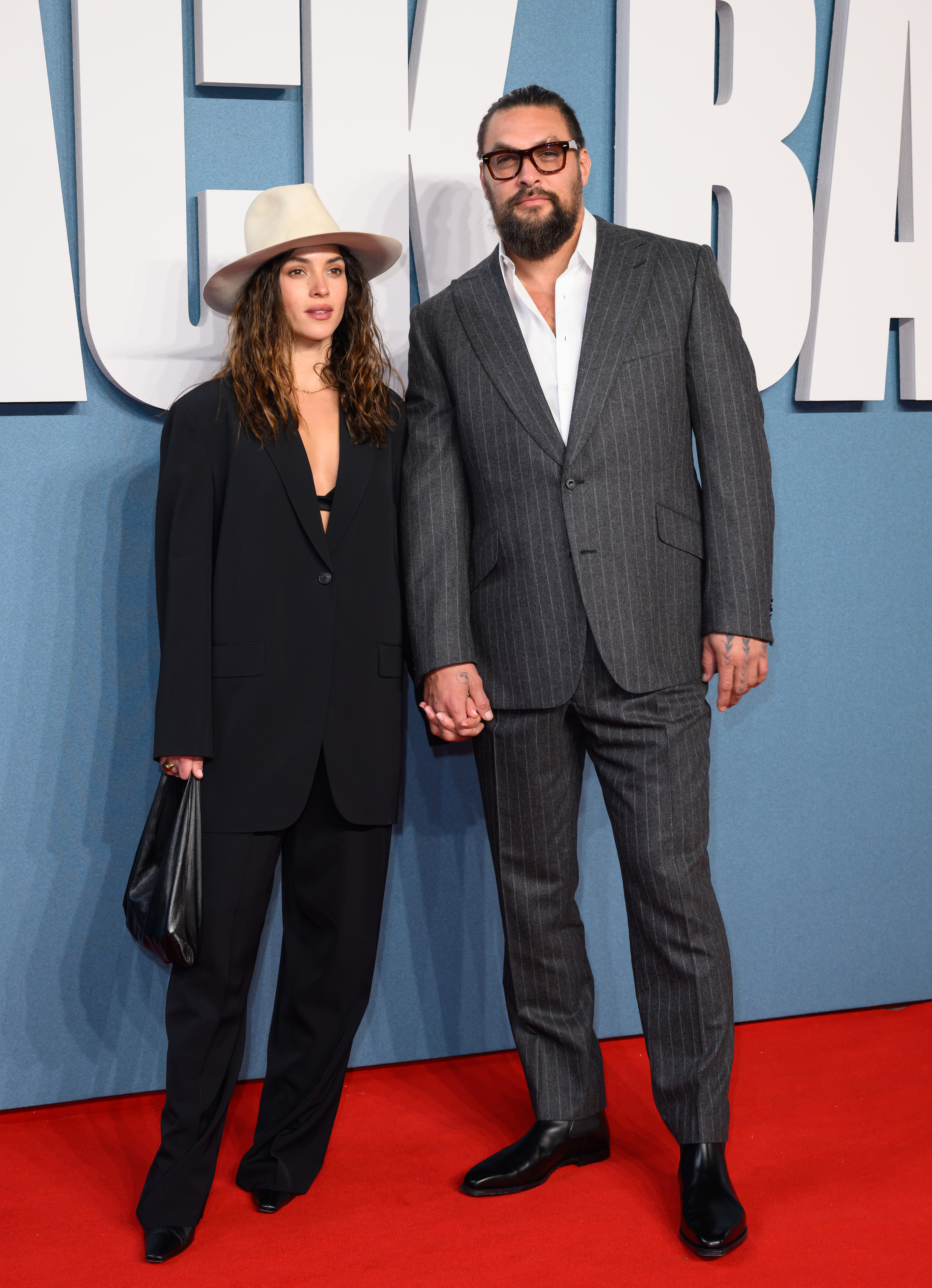 Adria Arjona und Jason Momoa bei der Sondervorführung von „Black Bag“. | Quelle: Getty Images