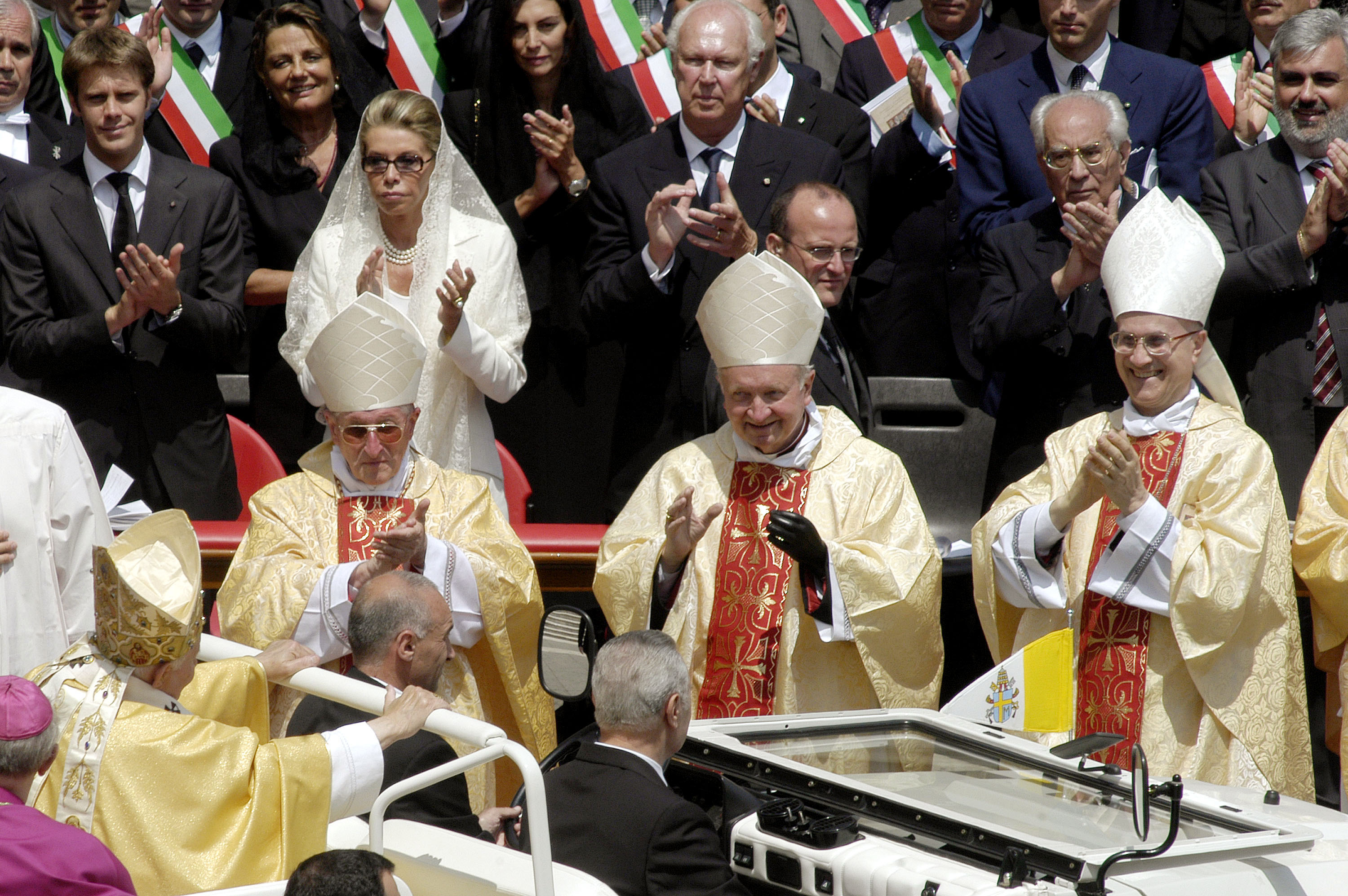 Papst Johannes Paul II. würdigt Emanuele Filiberto, seine Mutter, Prinzessin Marina Doria, und seinen Vater, Prinz Victor Emanuel, am 18. Mai 2003 auf dem Petersplatz in der Vatikanstadt | Quelle: Getty Images