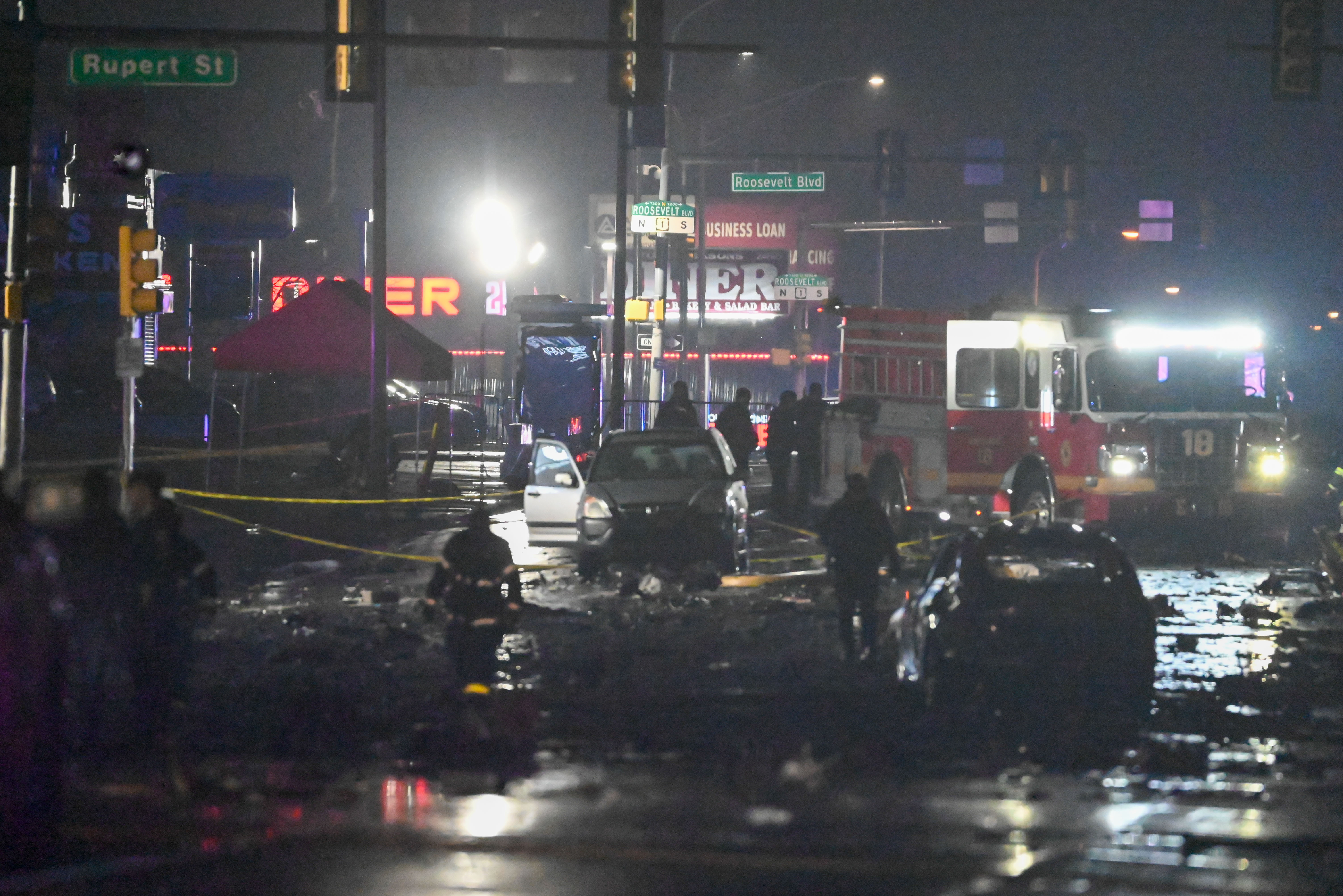 Ein Blick auf den Schauplatz der Zerstörung vor der Roosevelt Mall und ein großes Trümmerfeld mit zerstörten Autos und beschädigten Gebäuden nach dem Absturz eines Kleinflugzeugs in Philadelphia, Pennsylvania, am 1. Februar 2025 | Quelle: Getty Images