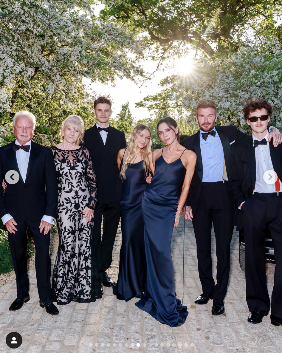 Auf einem Foto vom 4. Mai 2025 sind Victoria und David Beckham zusammen mit ihren Kindern Harper, Romeo und Cruz sowie Victorias Eltern Anthony und Jackie Adams zu sehen | Quelle: Instagram/victoriabeckham
