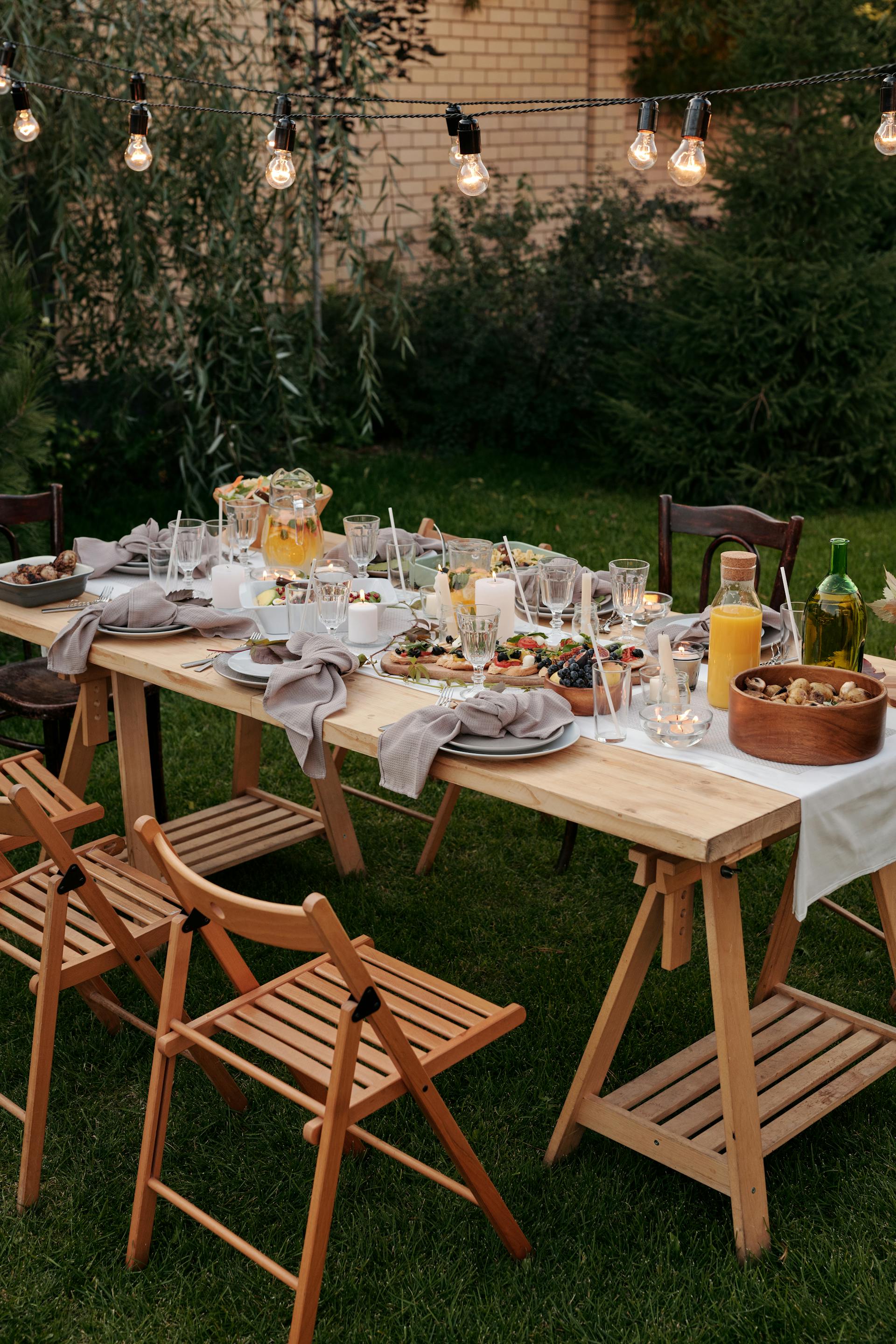 Das Essen wird auf einem braunen Holztisch mit Stühlen und Tellern serviert | Quelle: Pexels