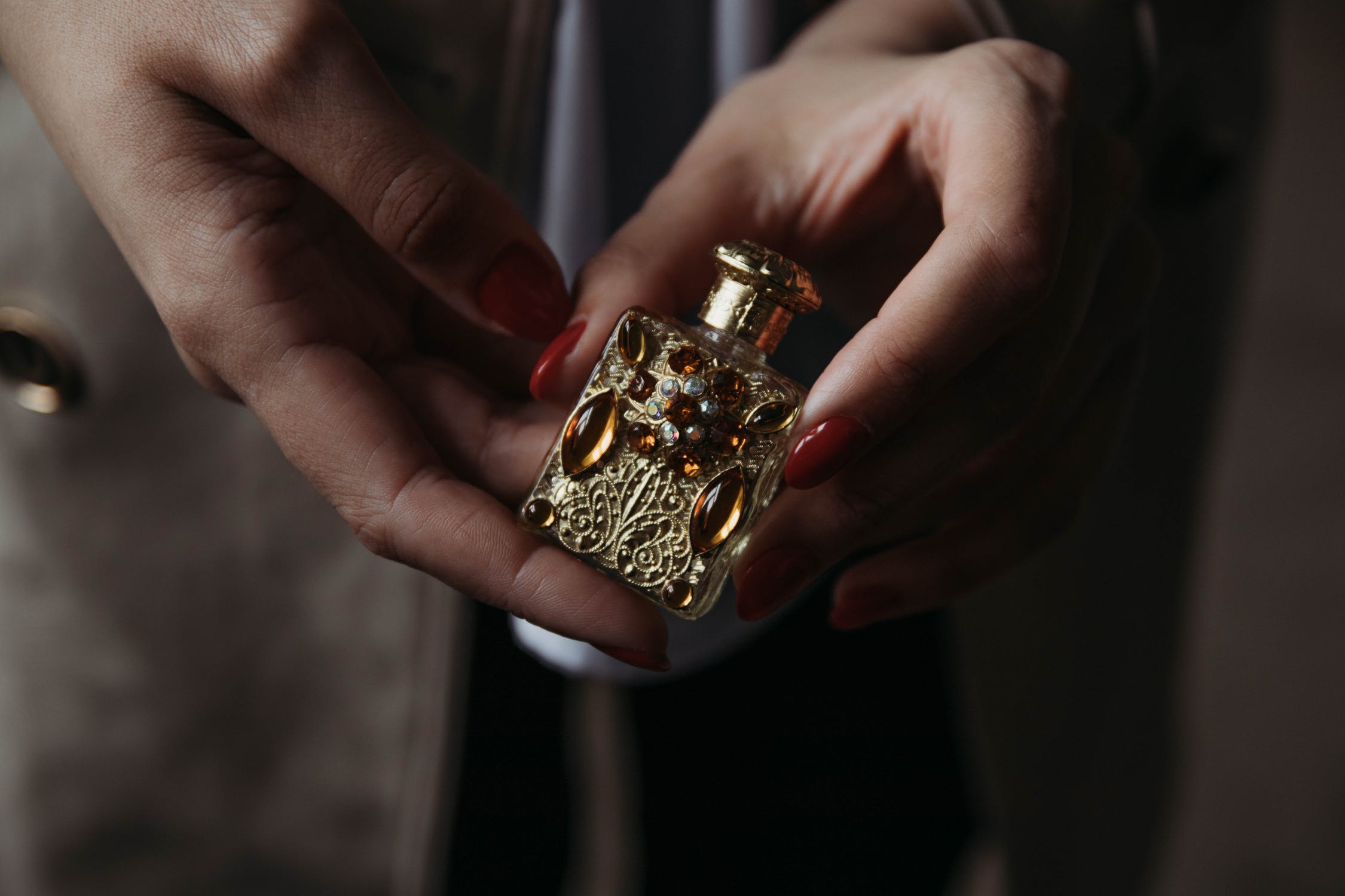 In der Tasche eines alten Mantels wurde ein juwelenbesetztes Parfümfläschchen gefunden | Quelle: Pexels
