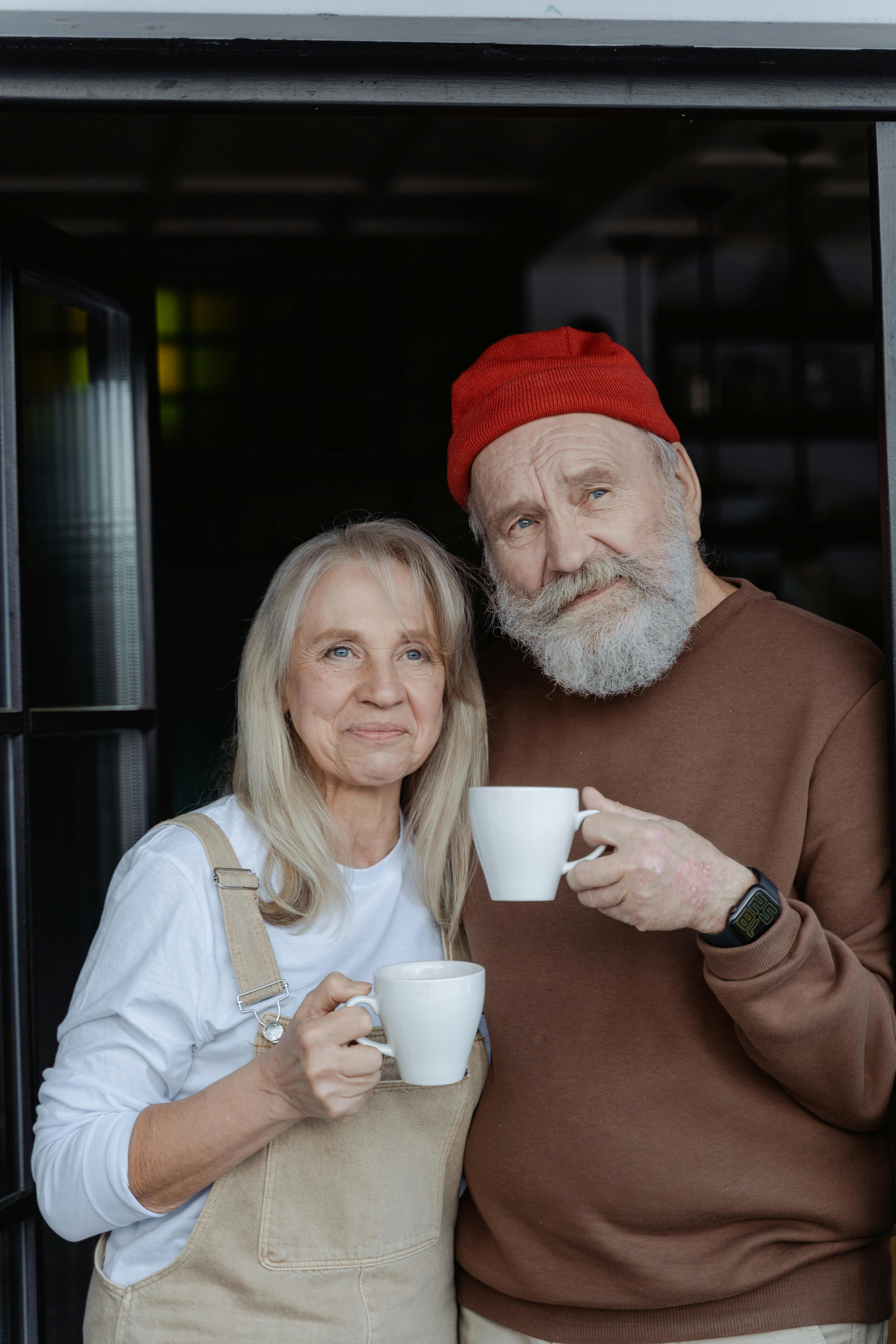 Ein Paar mit Kaffeebechern in der Hand | Quelle: Pexels