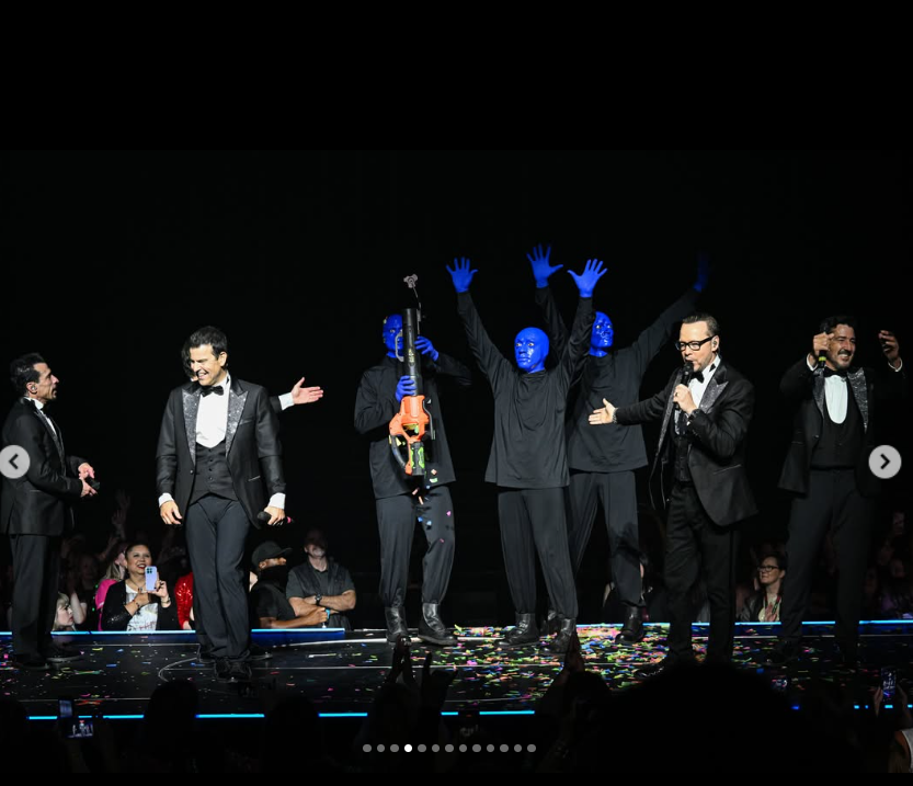 New Kids on the Block teilen sich während ihrer Las-Vegas-Residency im Dolby Live im Park MGM die Bühne mit den Darstellern der Blue Man Group. Donnie Wahlbergs Auftritt am 17. Oktober 2026 war die letzte Show der für Oktober geplanten Tour der Band – einen Tag, bevor sein Privatjet in Las Vegas über die Landebahn hinausschoss. | Quelle: Instagram/nkotb
