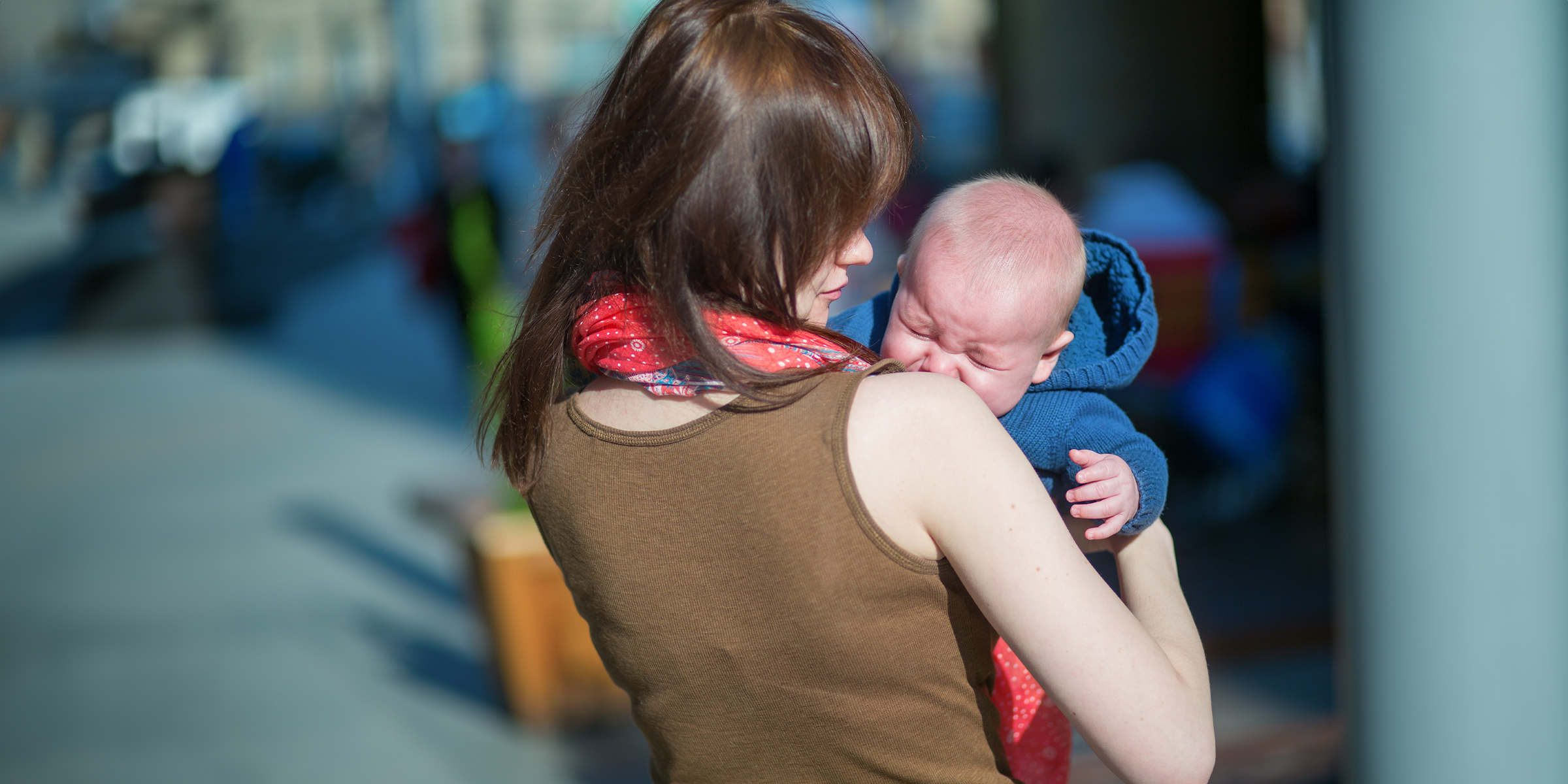 Eine Mutter mit ihrem neugeborenen Baby | Quelle: Shutterstock