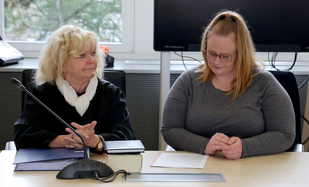 13. Mai 2026, Mecklenburg-Vorpommern, Rostock: Christine Habetha, Rechtsanwältin und Mutter des ermordeten Achtjährigen, im Gerichtssaal des Landgerichts vor der Fortsetzung des Mordprozesses | Quelle: Getty Images