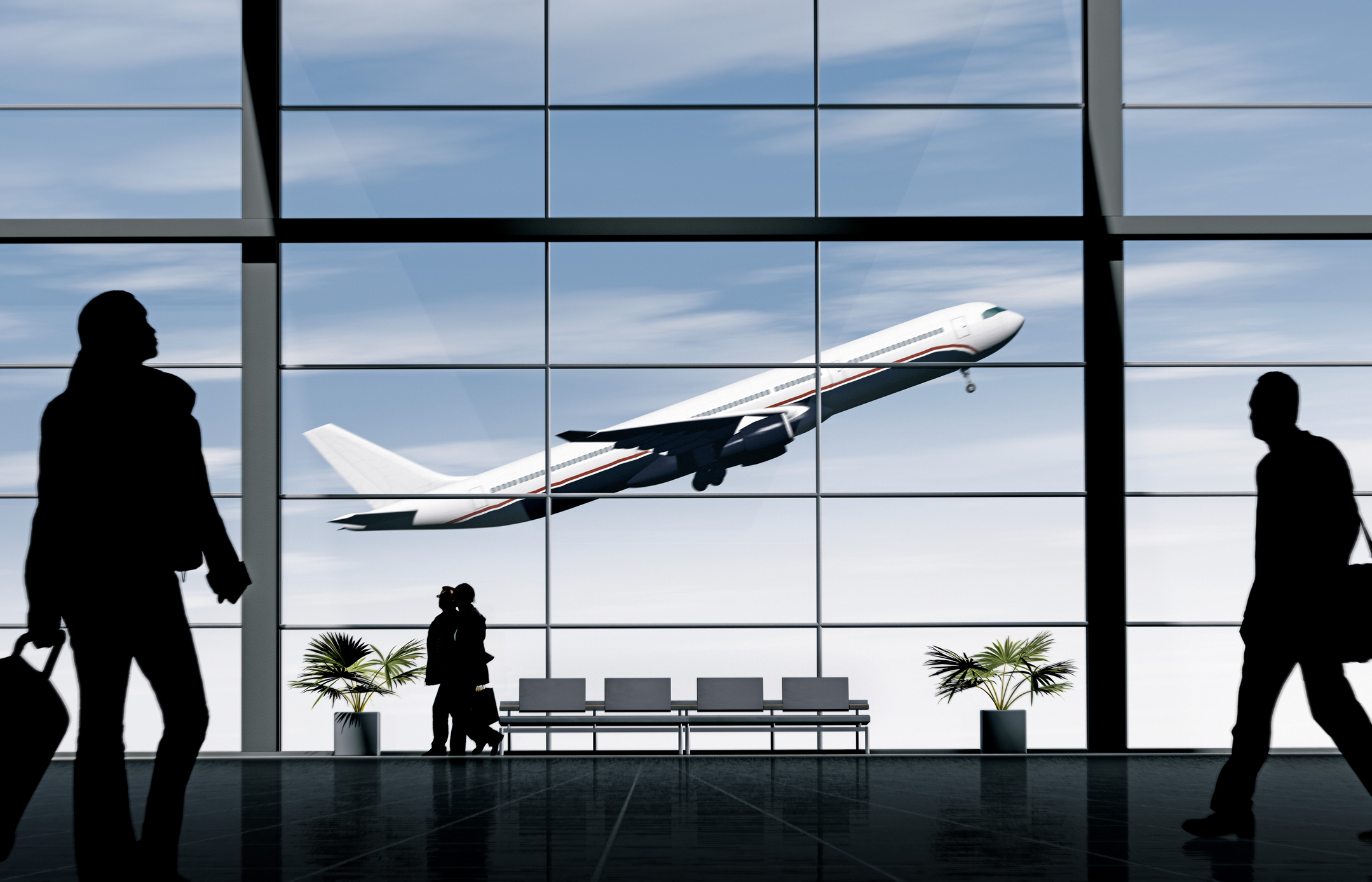 Passagiere warten am Flughafen. | Quelle: Getty Images