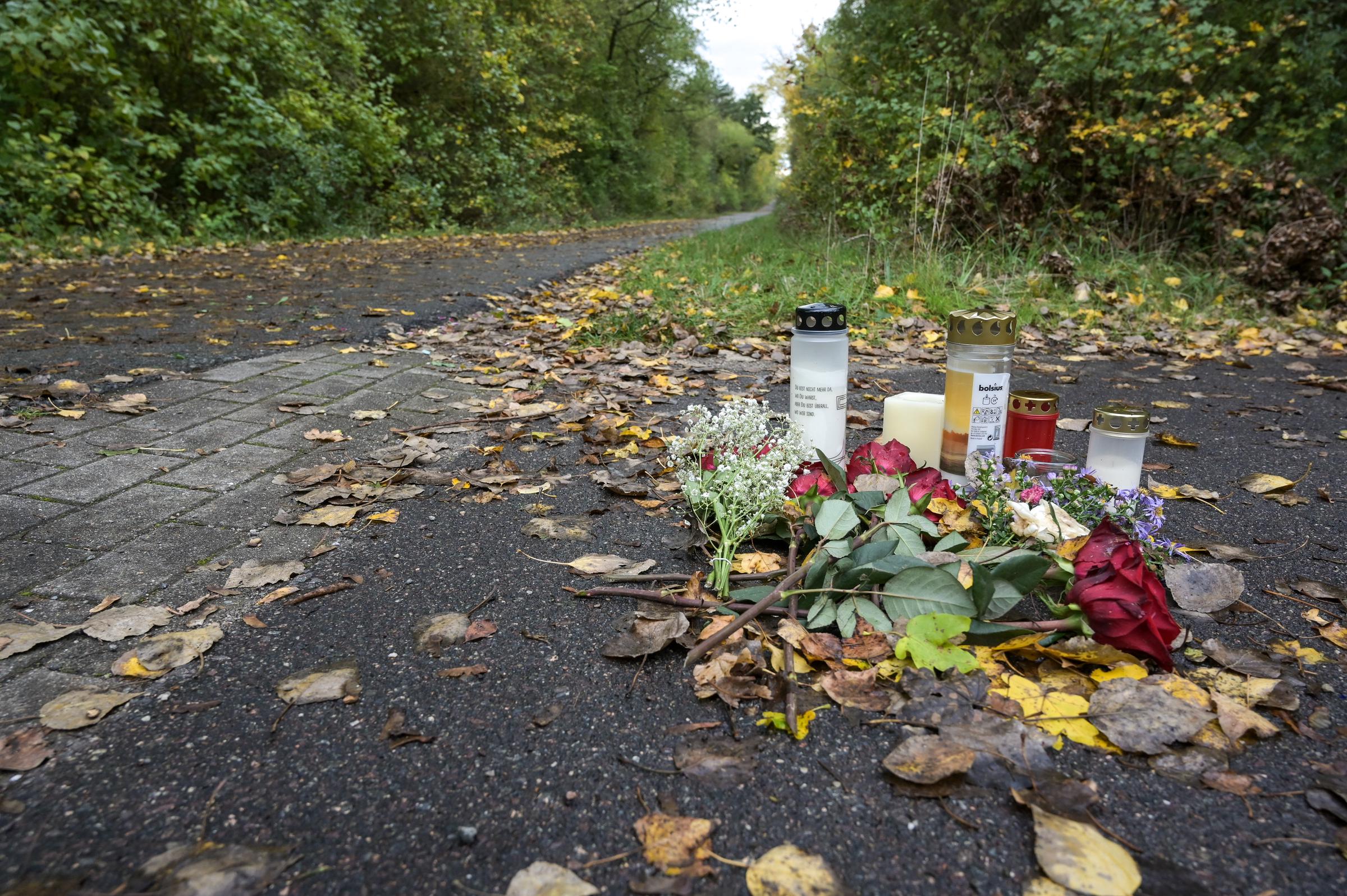 Neben dem Radweg sammeln sich zahlreiche Blumen und Kerzen | Quelle: Getty Images