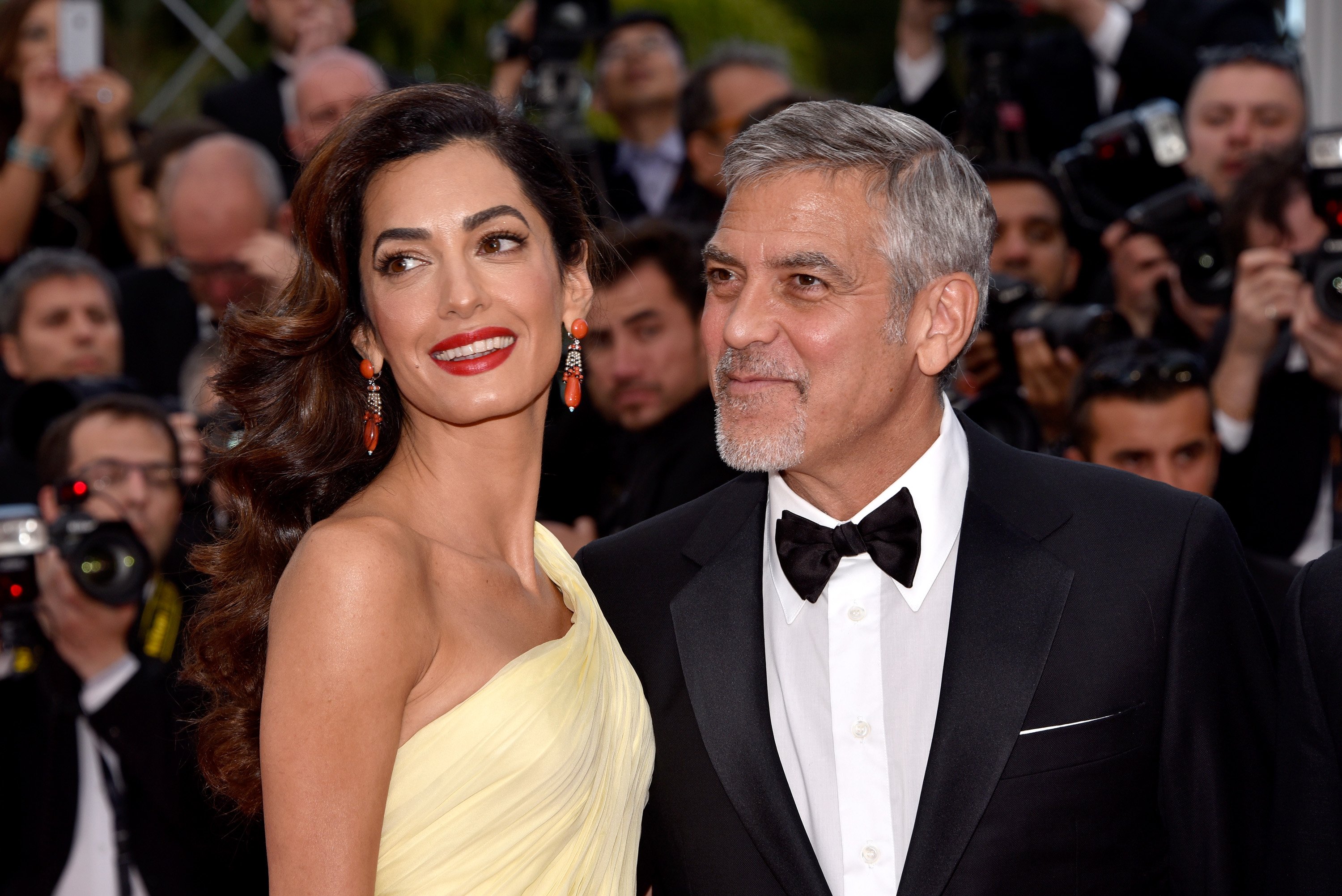 Amal und George Clooney bei der Premiere von "Money Monster" während der 69. jährlichen Filmfestspiele von Cannes in Cannes, Frankreich am 12. Mai 2016 | Quelle: Getty Images