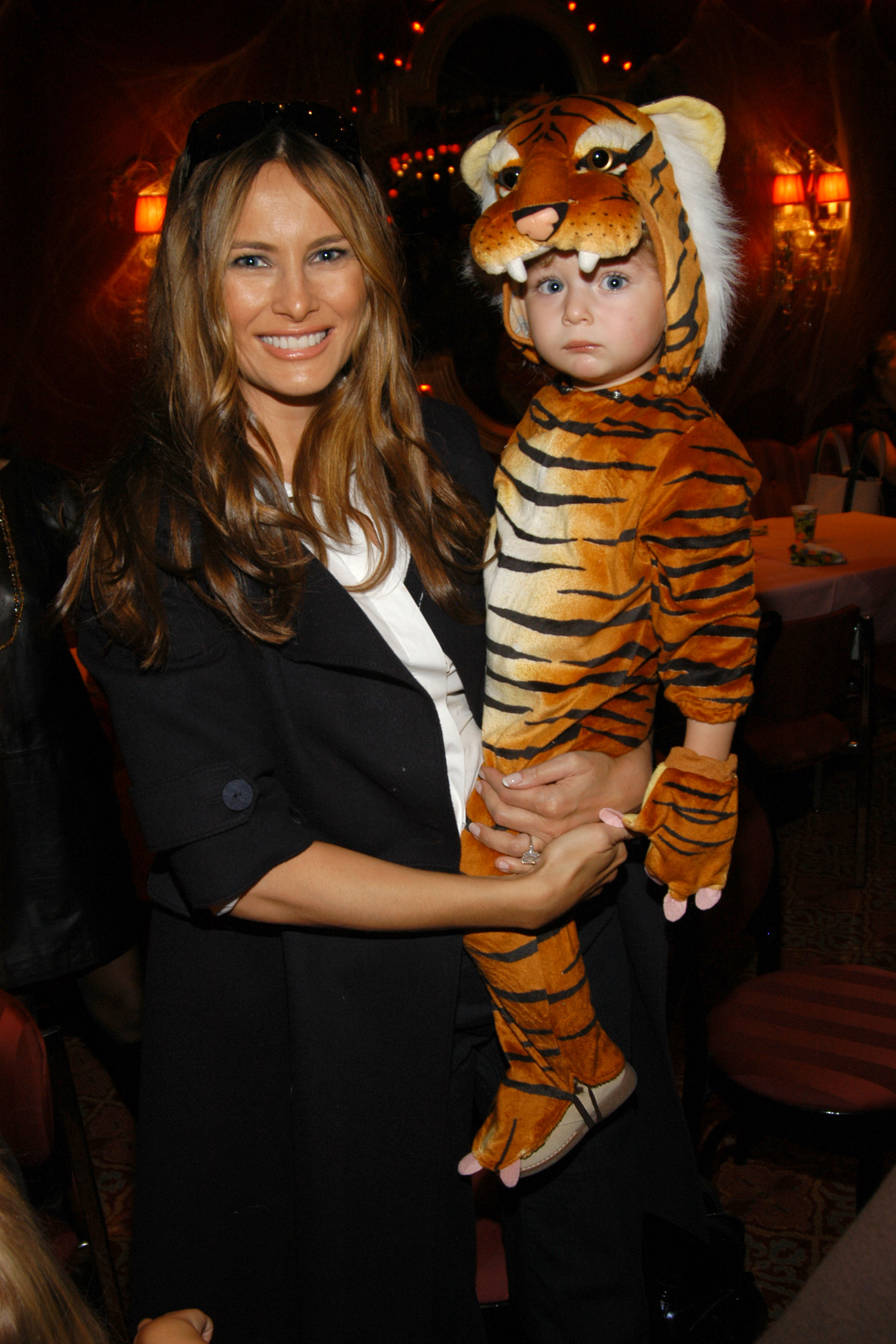 Melania und Barron William Trump auf der Party zum ersten Geburtstag von Hudson Cornelius Heinemann am 31. Oktober 2007 in New York. | Quelle: Getty Images