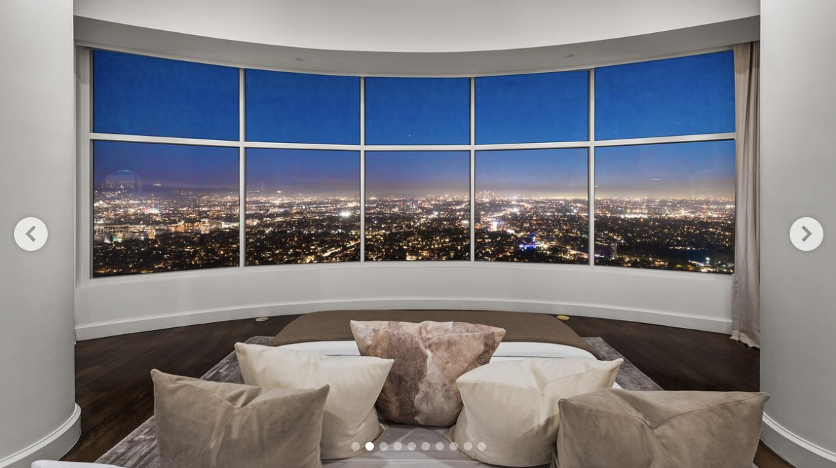 Eines der Schlafzimmer in Rihannas Penthouse in Century City, mit Blick, veröffentlicht im März 2024 | Quelle: instagram/jamesbondst