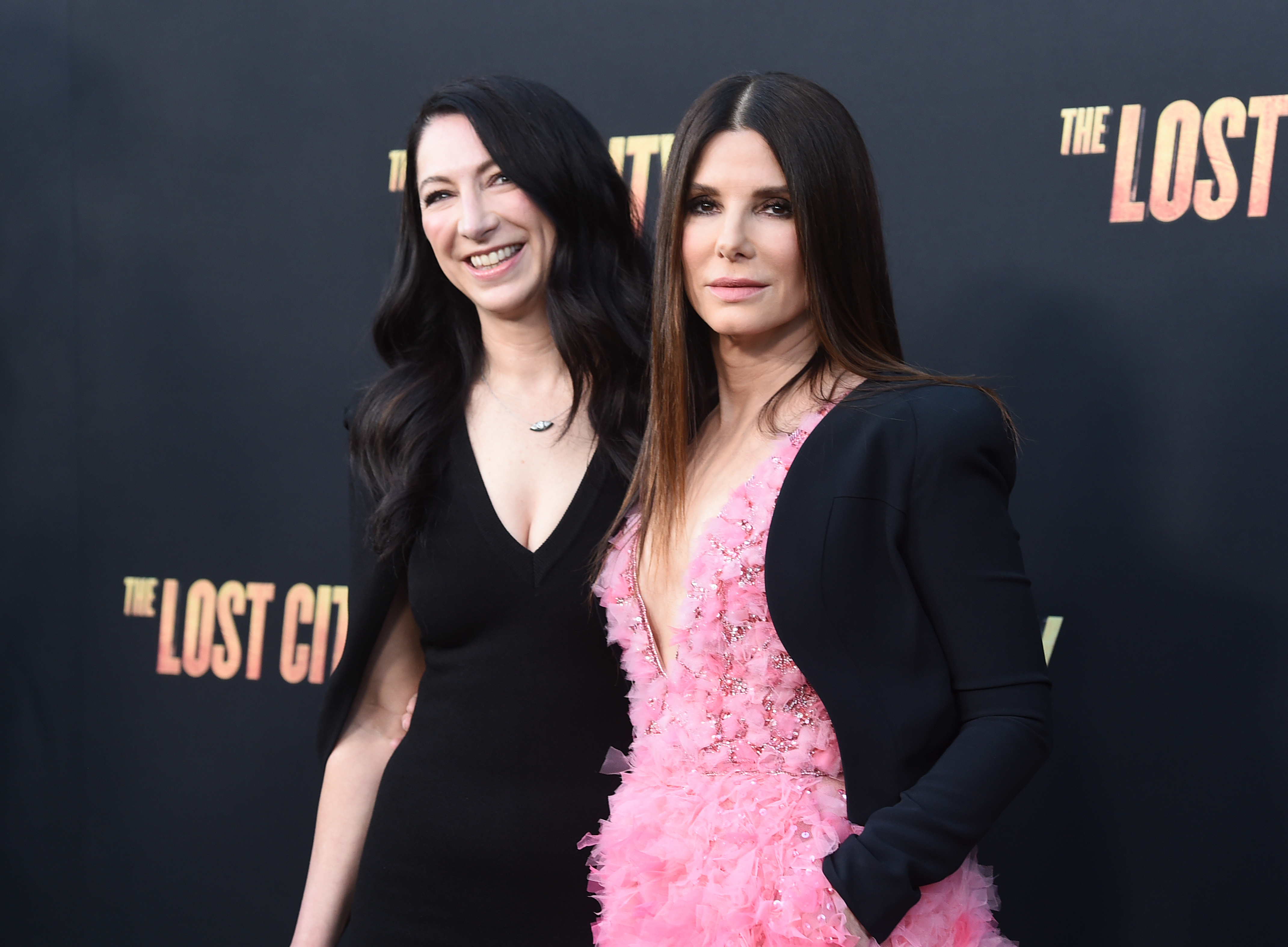 Gesine Bullock-Prado und Sandra Bullock bei der Premiere von "The Lost City" am 21. März 2022 in Los Angeles, Kalifornien | Quelle: Getty Images