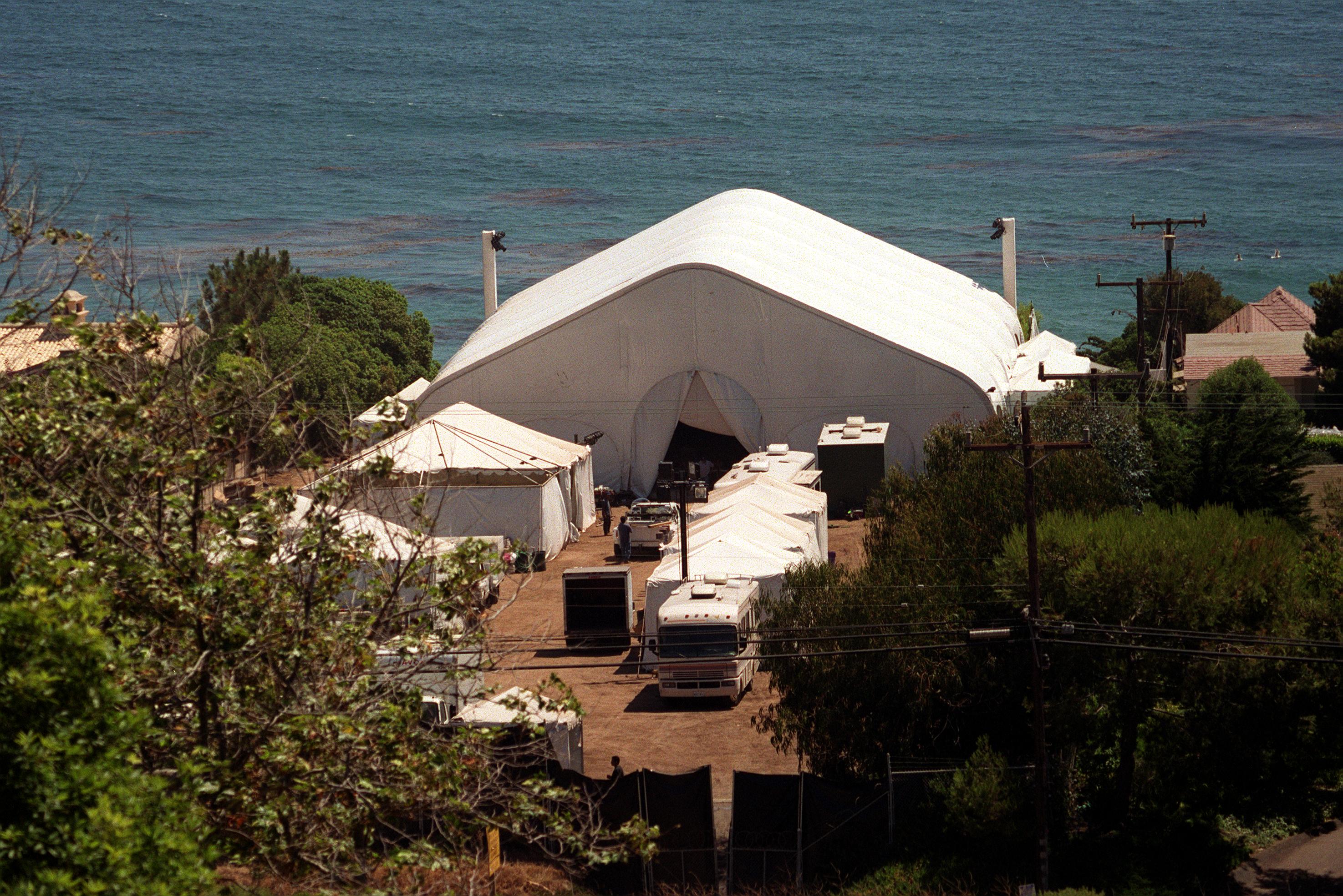 Zelte für die Hochzeit von Jennifer Aniston und Brad Pitt am Pazifik am 27. Juli 2000 in Malibu, Kalifornien. | Quelle: Getty Images