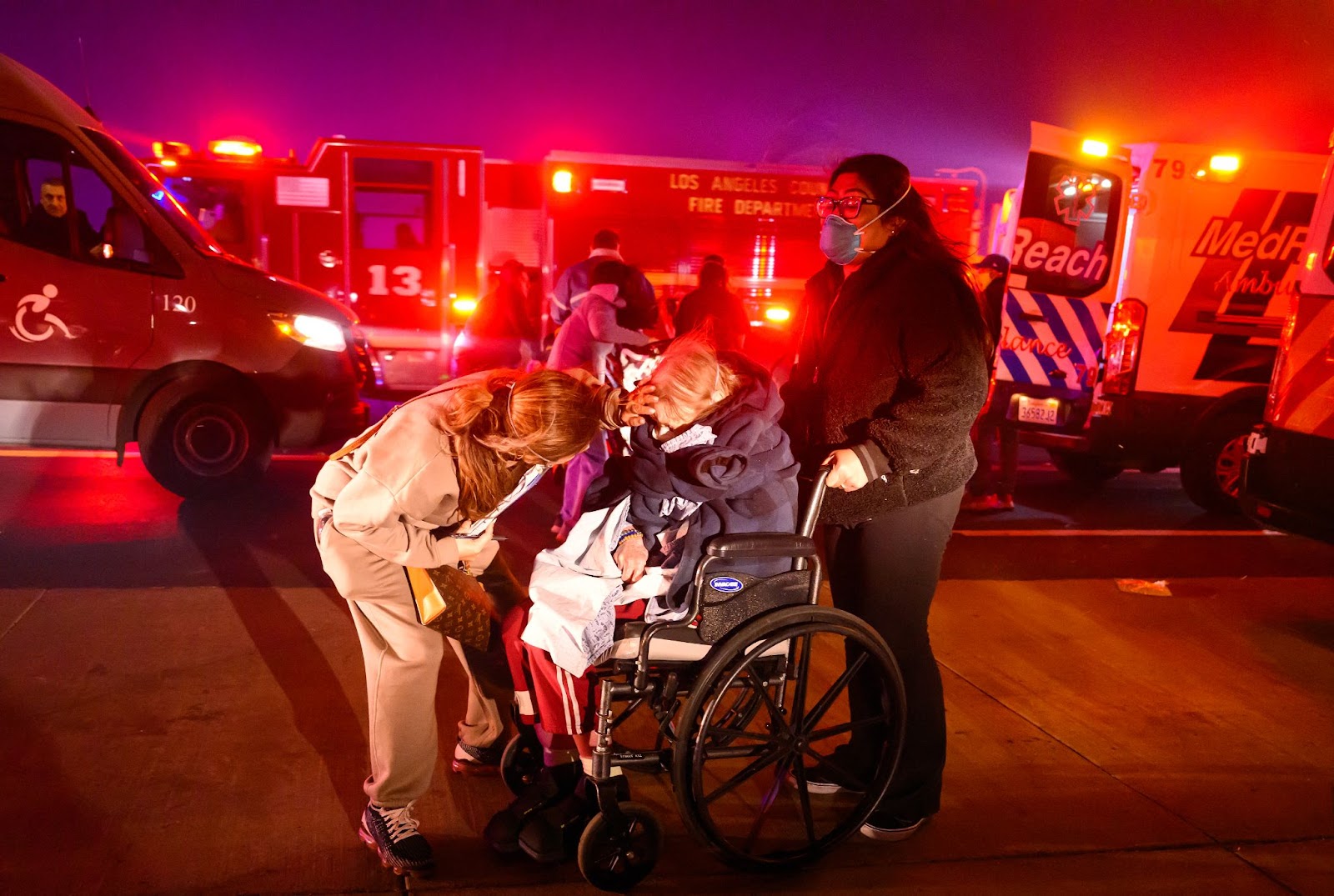 Velma Wright, 102 Jahre alt, wird bei der Evakuierung aus einer Pflegeeinrichtung fotografiert, als sich Glut und Flammen während des Eaton-Brandes in Pasadena, Kalifornien, am 7. Januar 2025 nähern. | Quelle: Getty Images