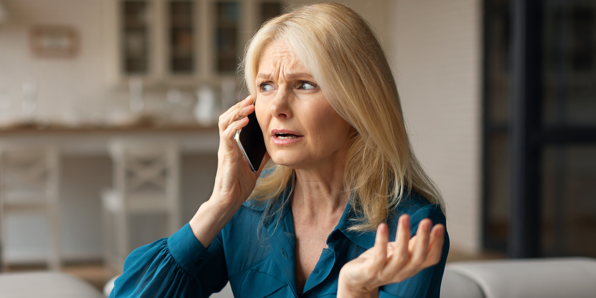 Frau spricht am Telefon | Quelle: Shutterstock