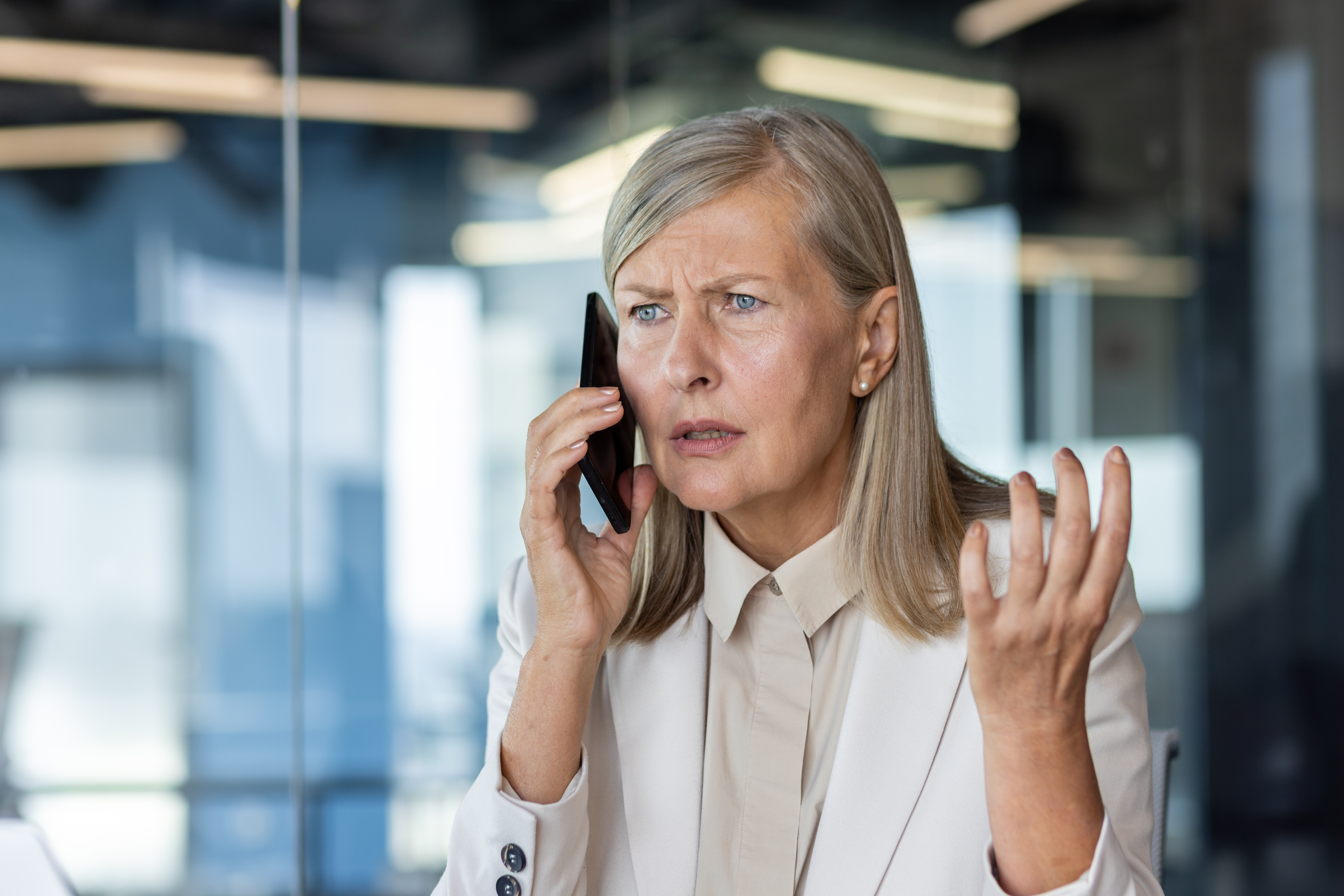 Verwirrte ältere Frau am Telefon | Quelle: Getty Images
