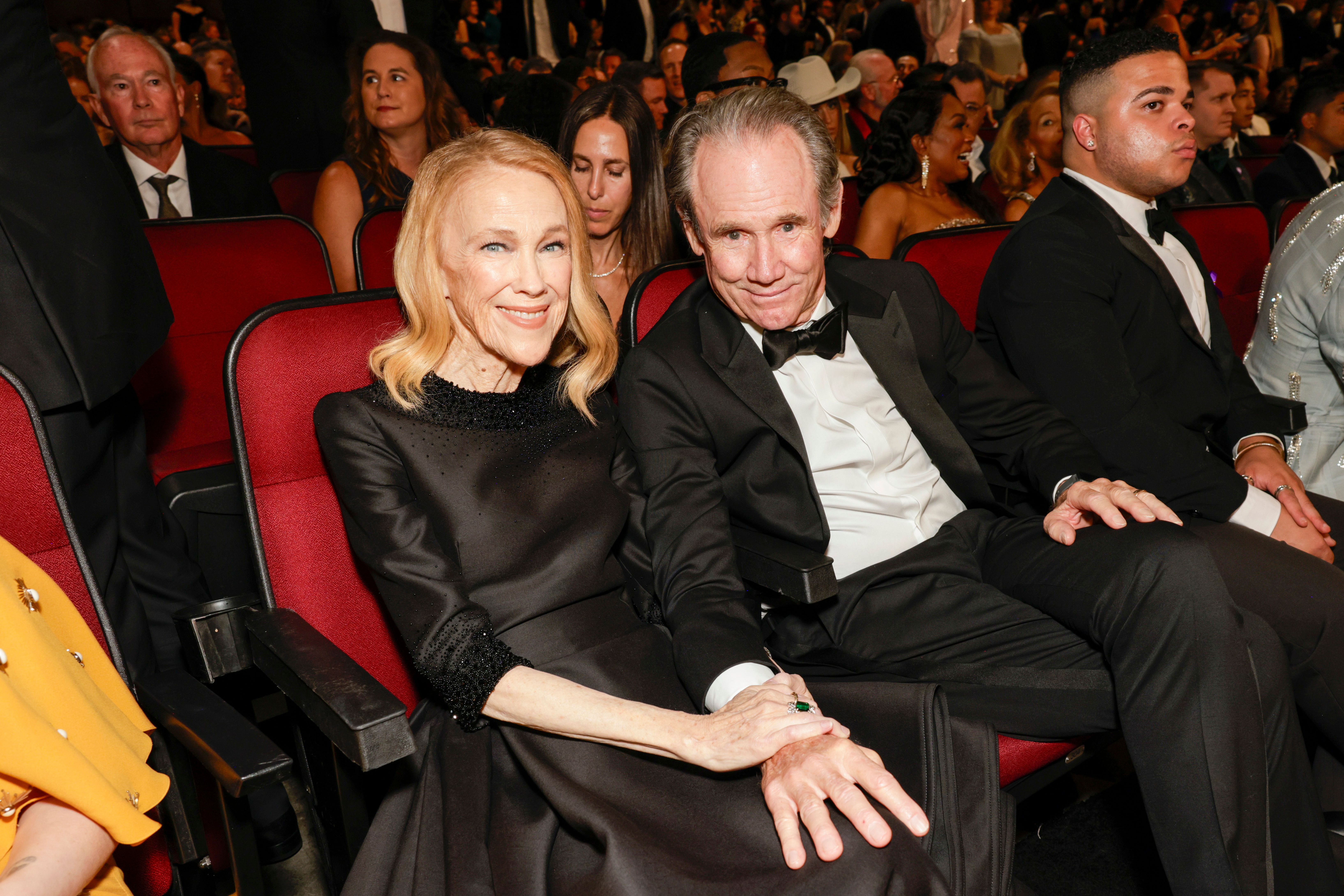 Catherine O'Hara und Bo Welch besuchen die 77. Primetime Emmy Awards am 14. September 2025 | Quelle: Getty Images