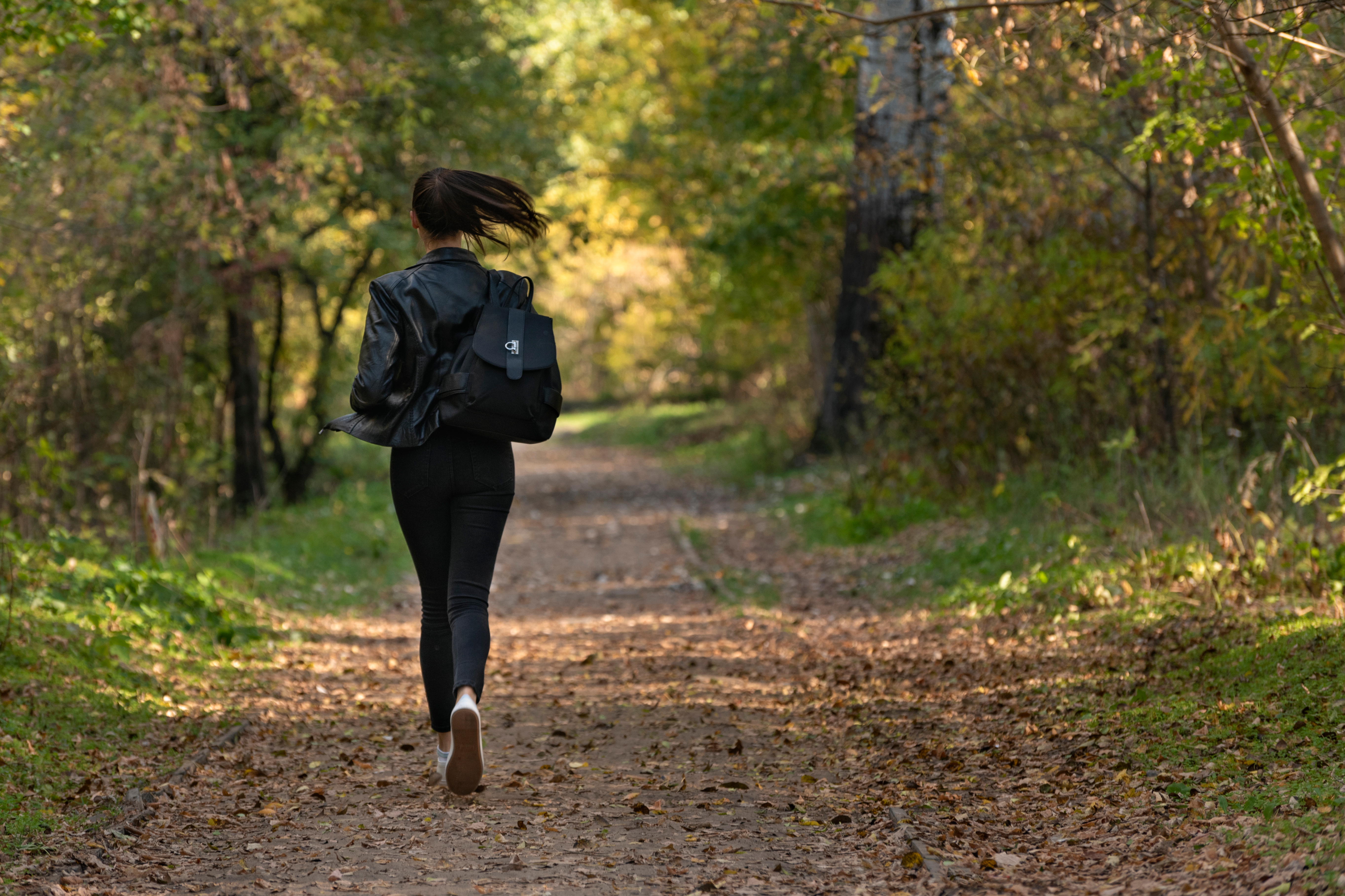 Frau läuft im Wald | Shutterstock