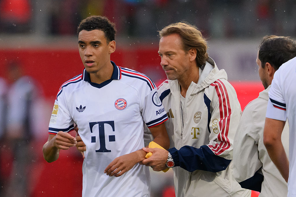 Jamal Musiala vom FC Bayern München verlässt den Platz, nachdem er während des Testspiels zwischen dem 1. FC Heidenheim und dem FC Bayern München am 18. August 2026 in der Voith-Arena in Heidenheim, Deutschland, auf dem Spielfeld zusammengebrochen war. | Quelle: Getty Images