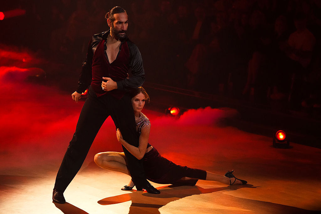 Esther Schweins und Massimo Sinato treten am 10. April 2026 in den MMC Studios in Köln bei der vierten Show der 19. Staffel von „Let's Dance“ auf. | Quelle: Getty Images