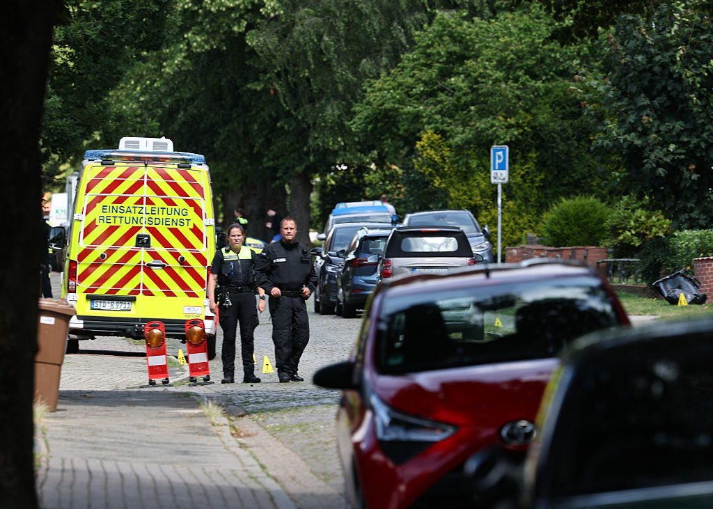 Polizei und Rettungskräfte sind am Tatort im Einsatz, an dem am 29. Juni 2026 bei einer Schießerei in Stade, einer Stadt im Norden Deutschlands etwa 50 Kilometer westlich von Hamburg, fünf Menschen ums Leben kamen. | Quelle: Getty Images