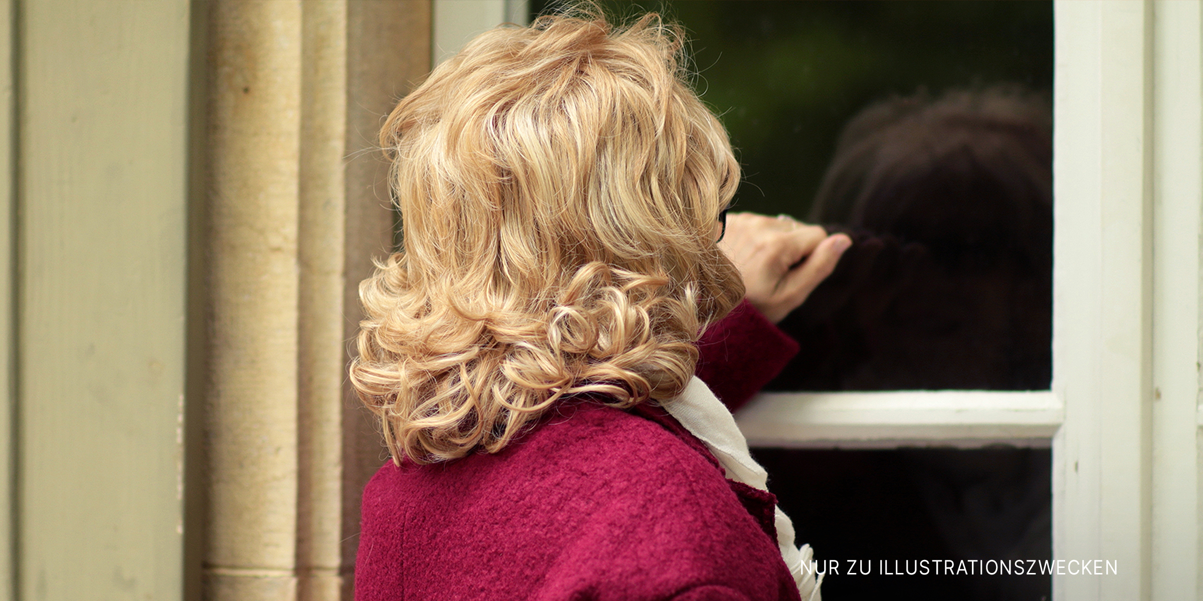 Frau klopft an die Tür | Quelle: Shutterstock
