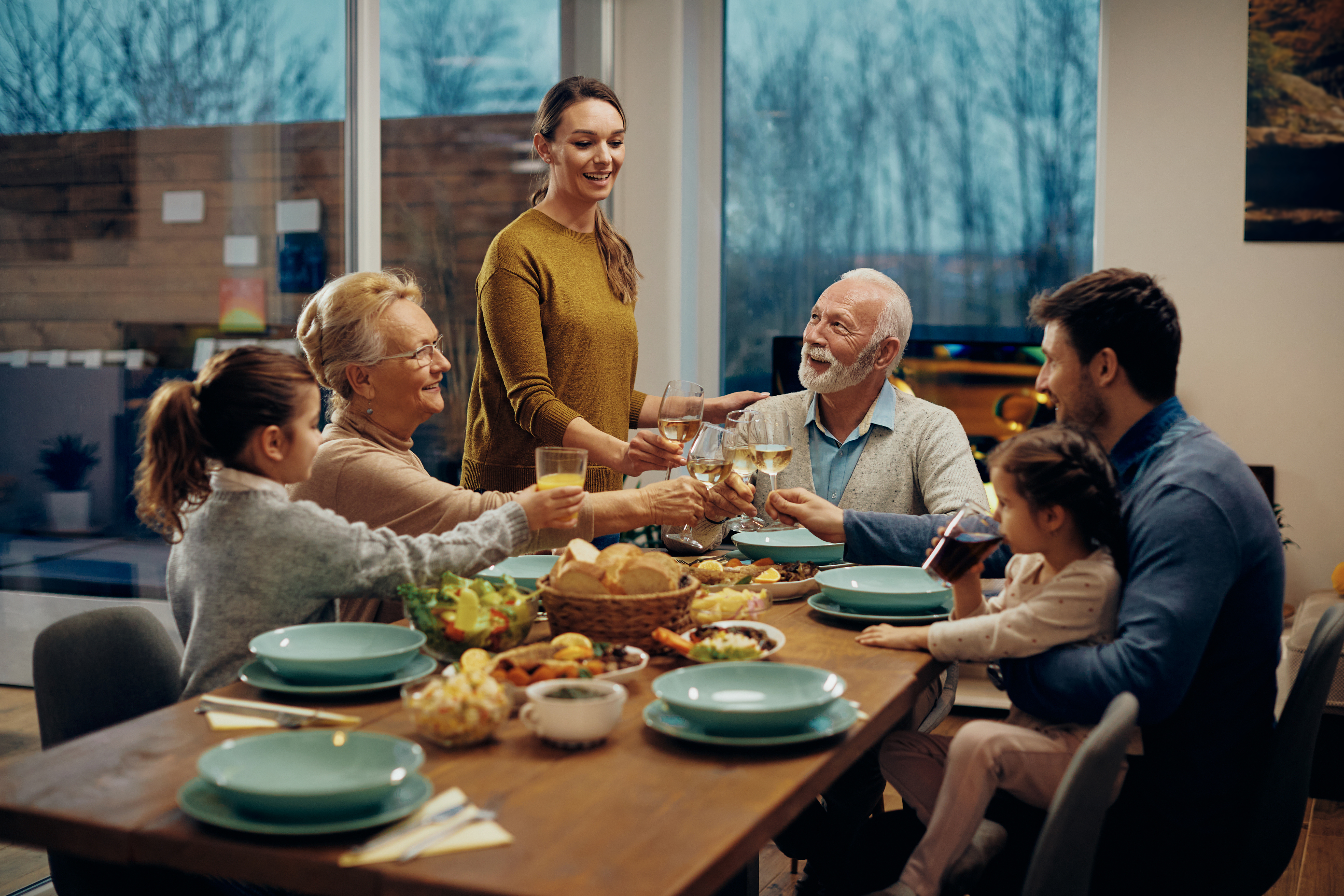Eine Familie beim gemeinsamen Abendessen | Quelle: Shutterstock