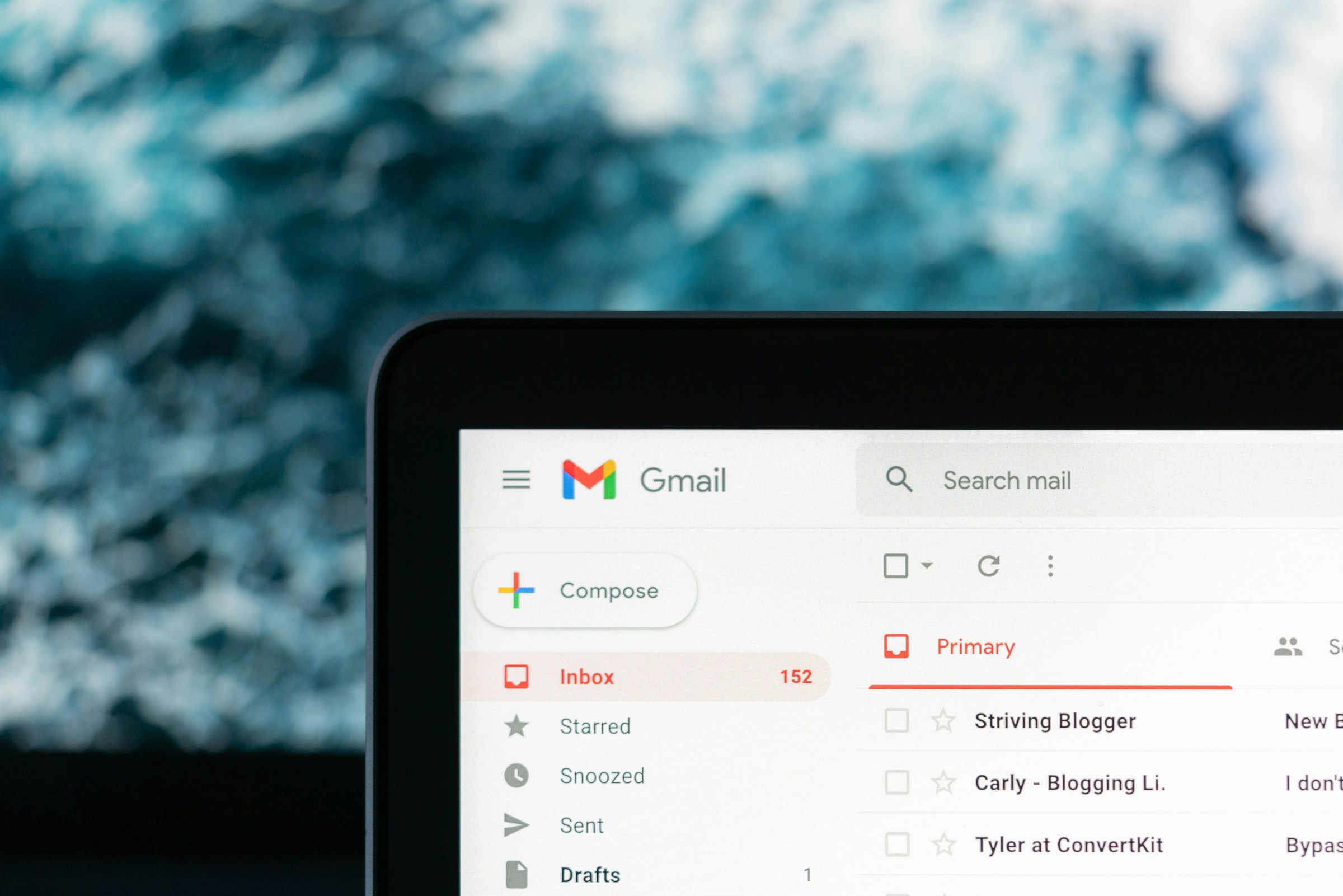 Eine Nahaufnahme der Gmail-Desktop-App | Quelle: Unsplash