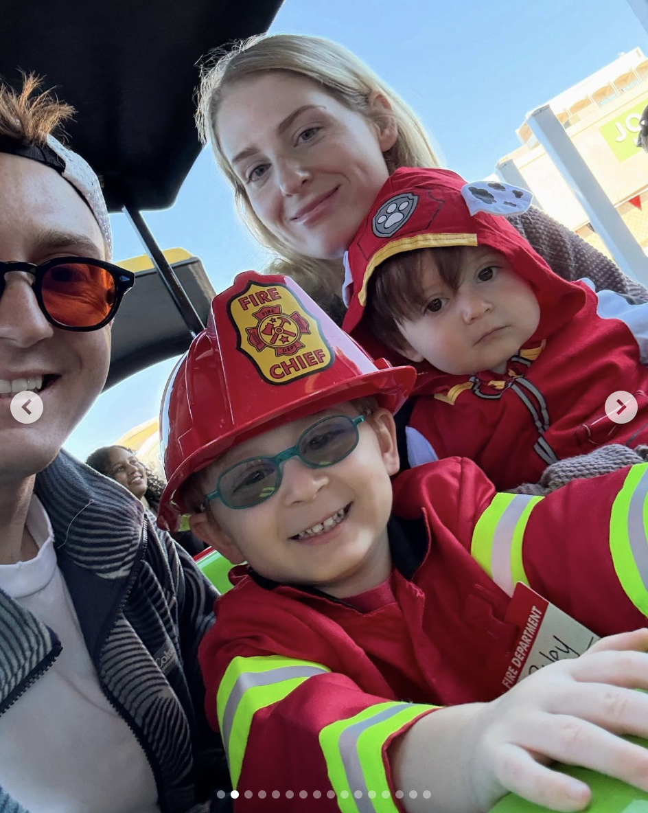 Meghan Trainor und Daryl Sabara sind hier mit ihren Söhnen Riley und Barry zu sehen, vom 3. November 2024 | Quelle: Instagram/meghantrainor