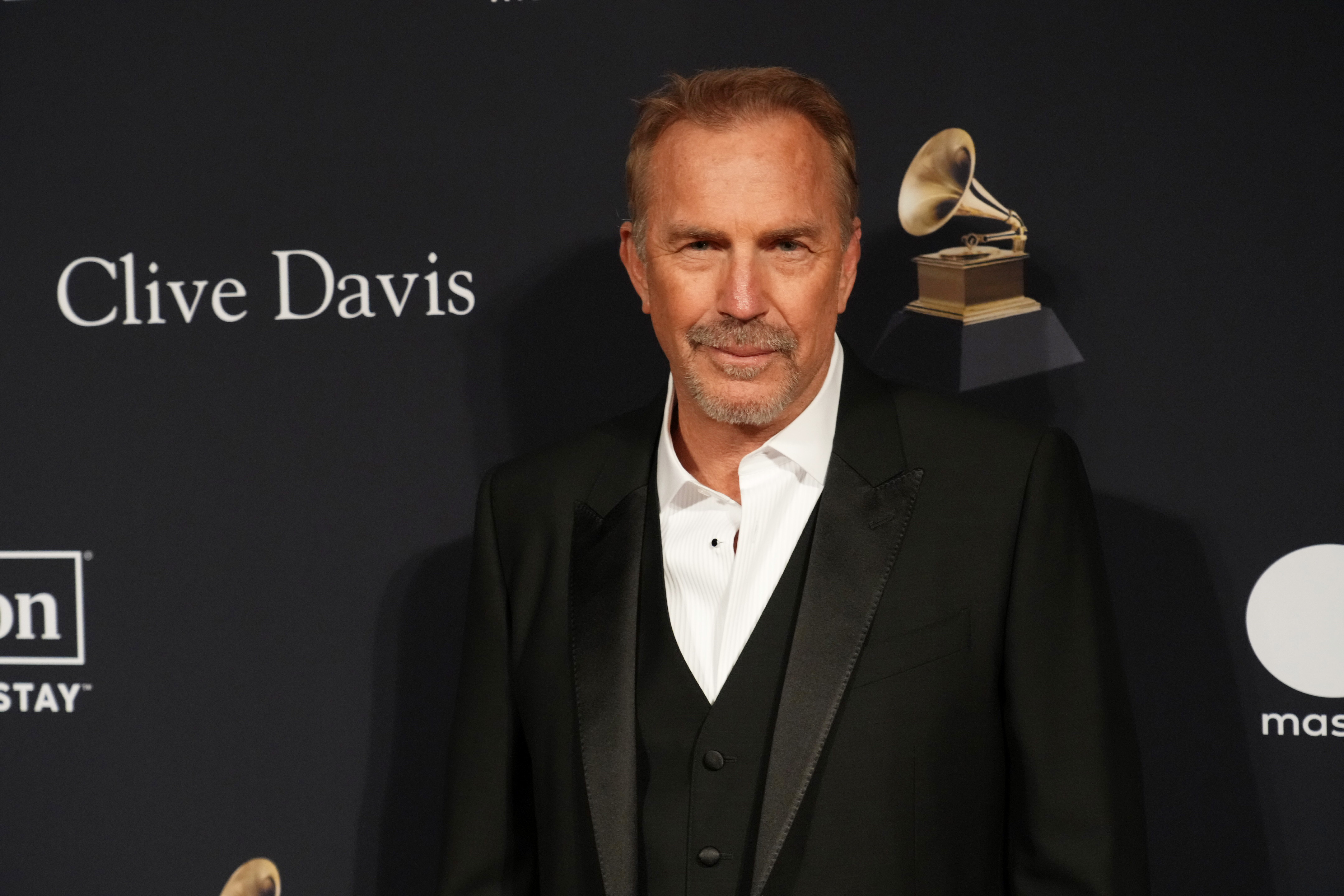 Kevin Costner besucht die Pre-Grammy Gala & Grammy Salute To Industry Icons Honoring Julie Greenwald & Craig Kallman am 4. Februar 2023 in Beverly Hills, Kalifornien. | Quelle: Getty Images