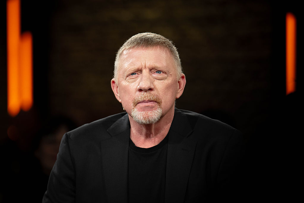 Boris Becker, der ehemalige Tennisprofi, sitzt in der Talkshow „3nach9“ von Radio Bremen, während die Sendung aufgezeichnet wird. | Quelle: Getty Images