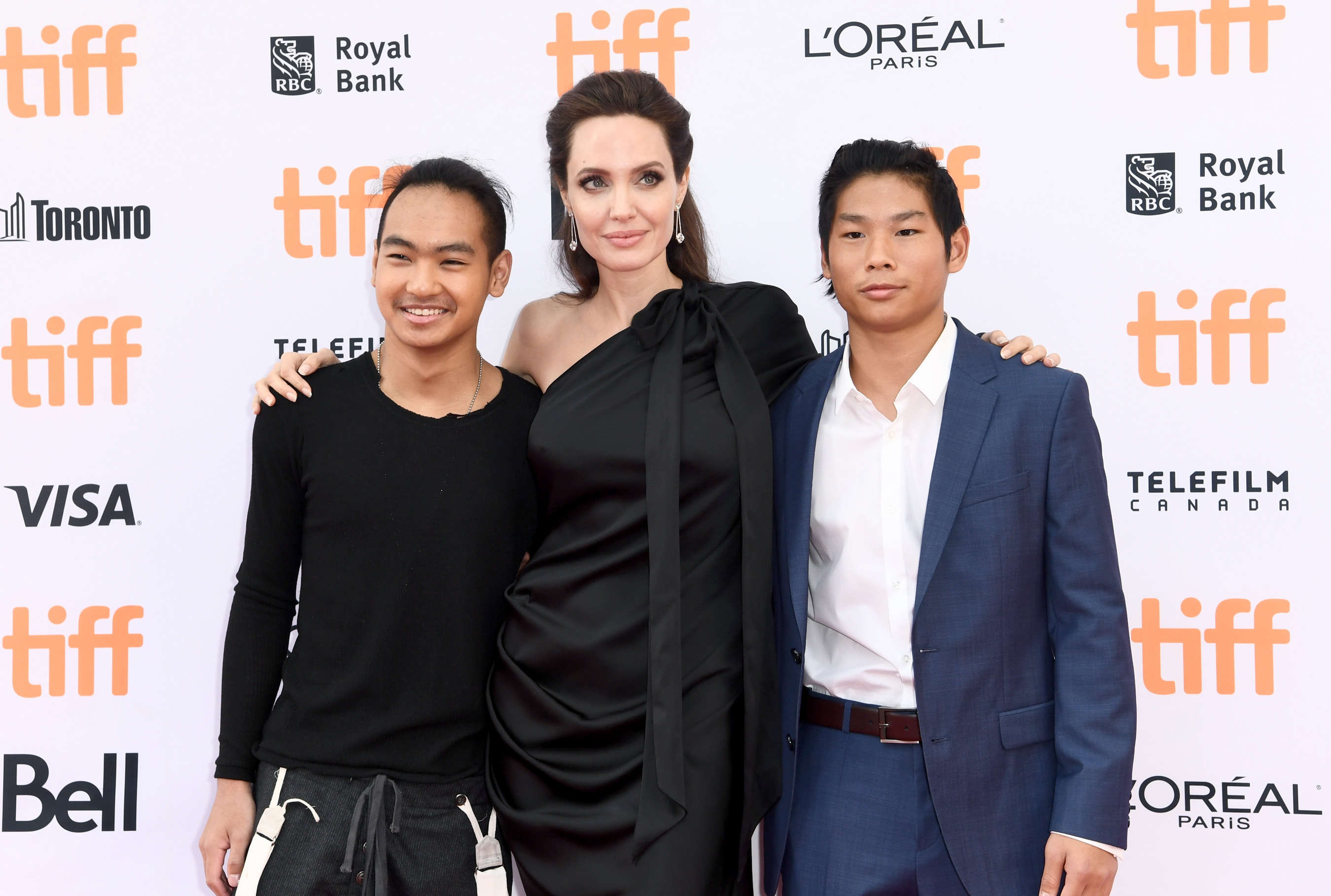 Maddox und Pax Jolie-Pitt mit Angelina Jolie bei der Weltpremiere von „First They Killed My Father“ während des Toronto International Film Festival im Princess of Wales Theatre am 11. September 2017 in Kanada. | Quelle: Getty Images
