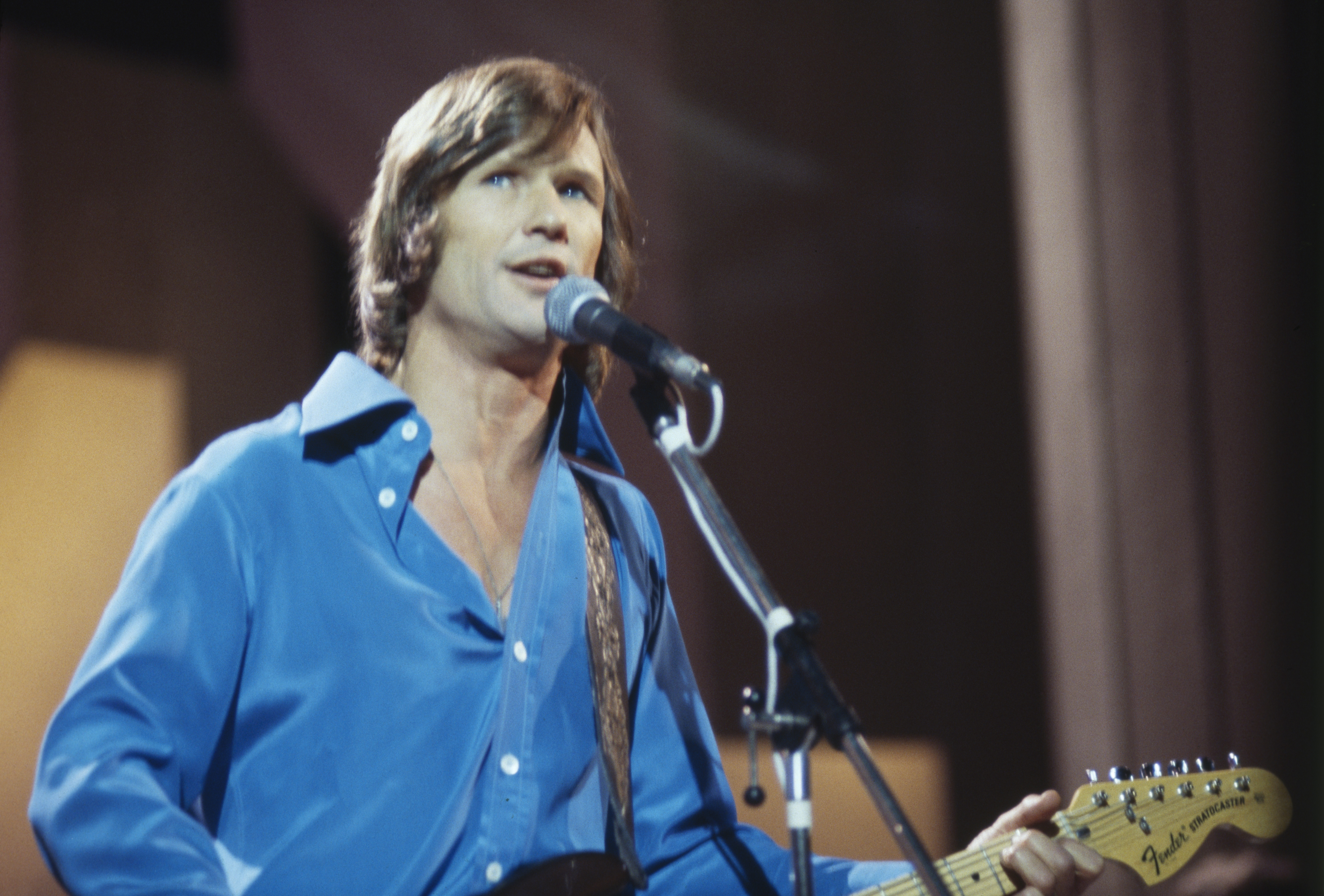 Kris Kristofferson bei einem Konzertauftritt, um 1970 | Quelle: Getty Images