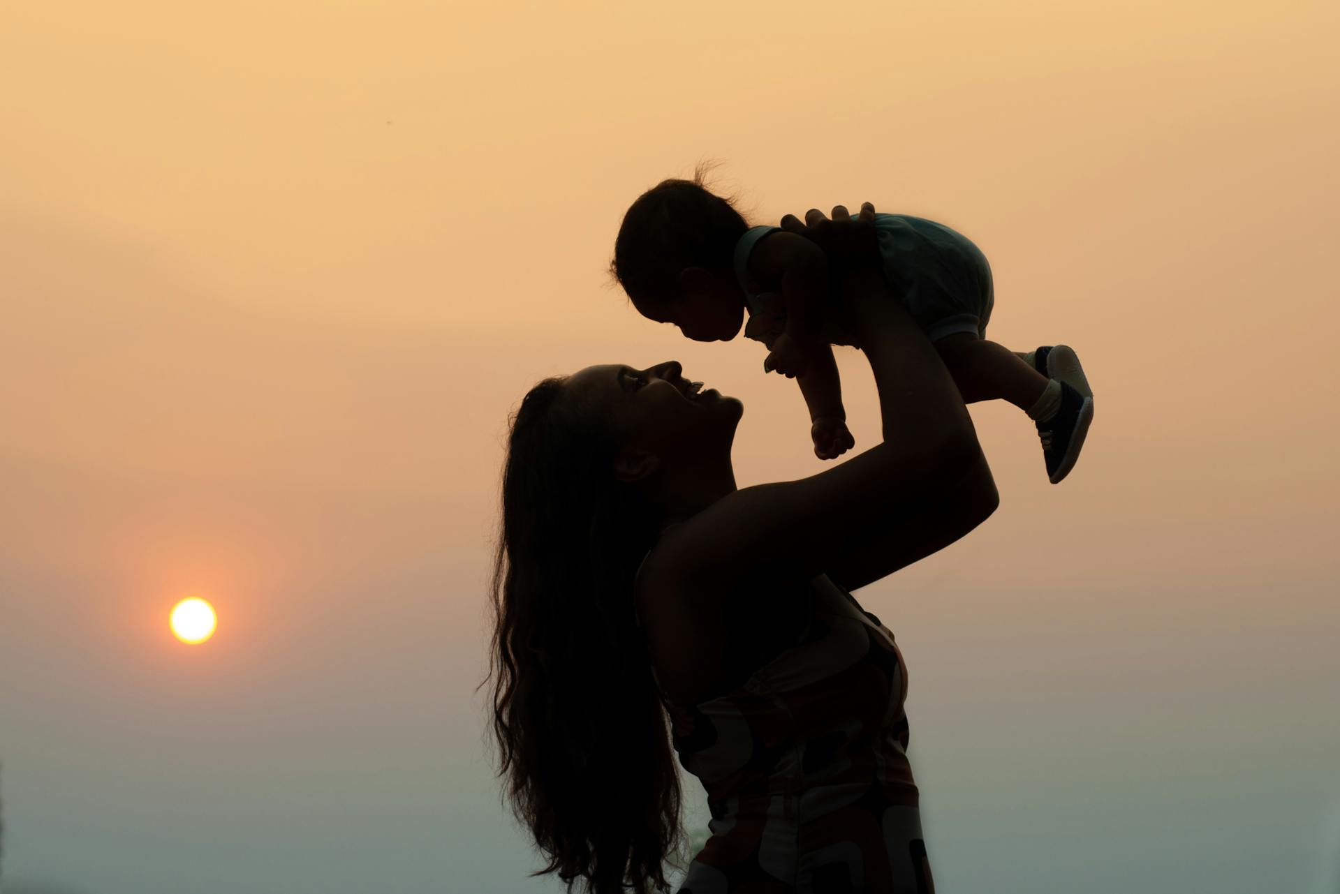 Silhouette einer Frau, die ein Baby trägt | Quelle: Pexels