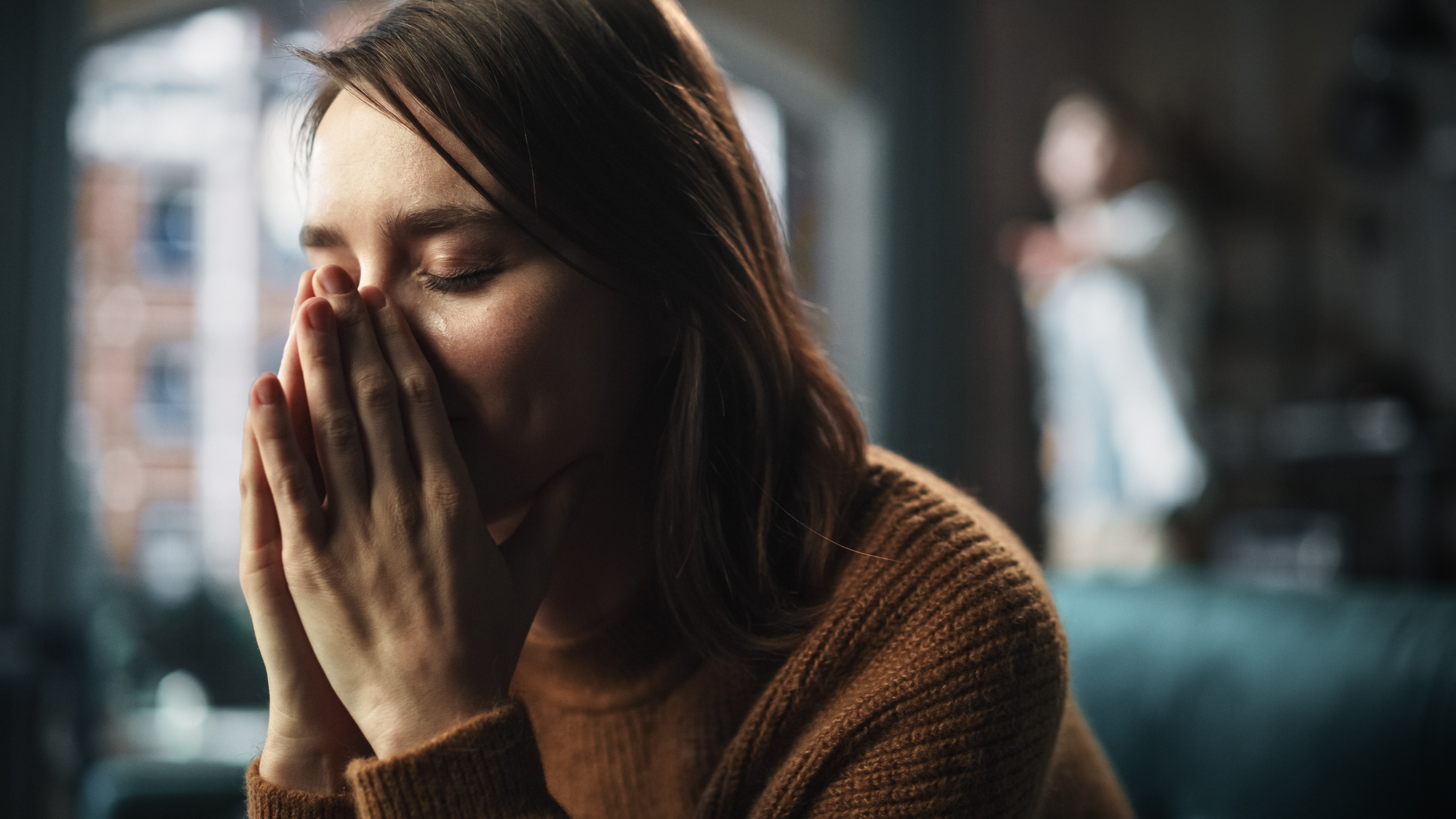 Eine traurige und emotionale junge Frau | Quelle: Shutterstock